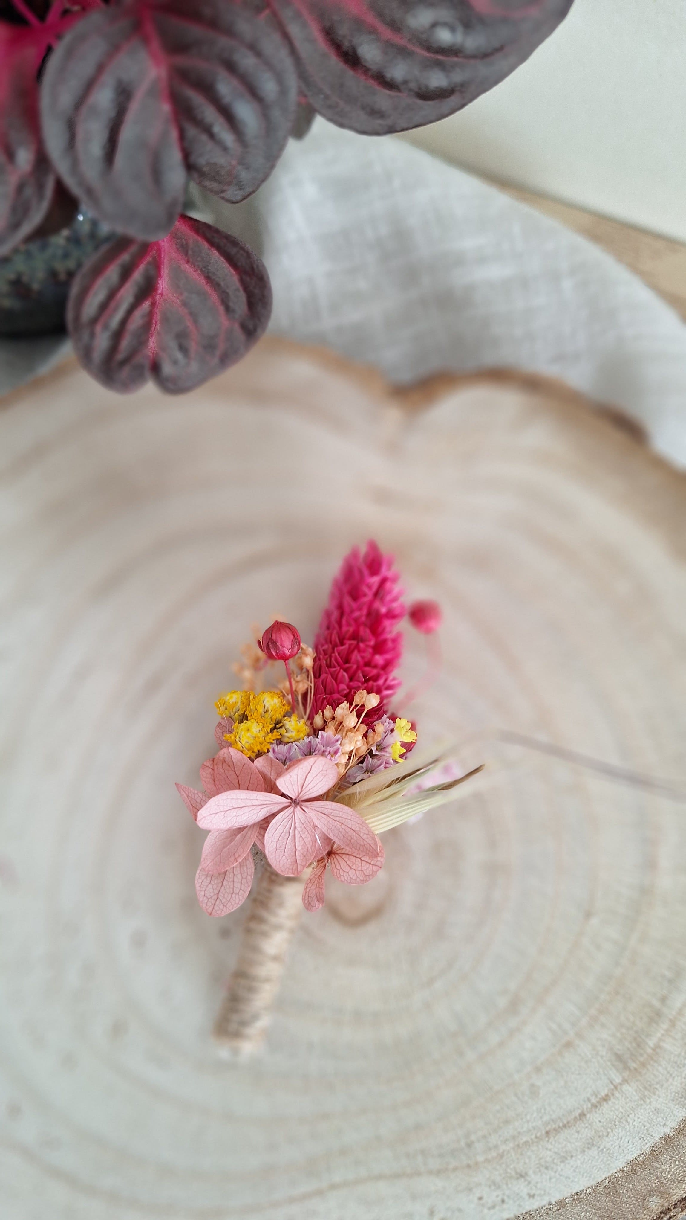 Boutonnière en fleurs séchées et hortensia stabilisé - colorée  - rose et pêche - livraison france - fleuriste eure et loire - nogent-le-rotrou - la loupe - fleuriste mariage le perche