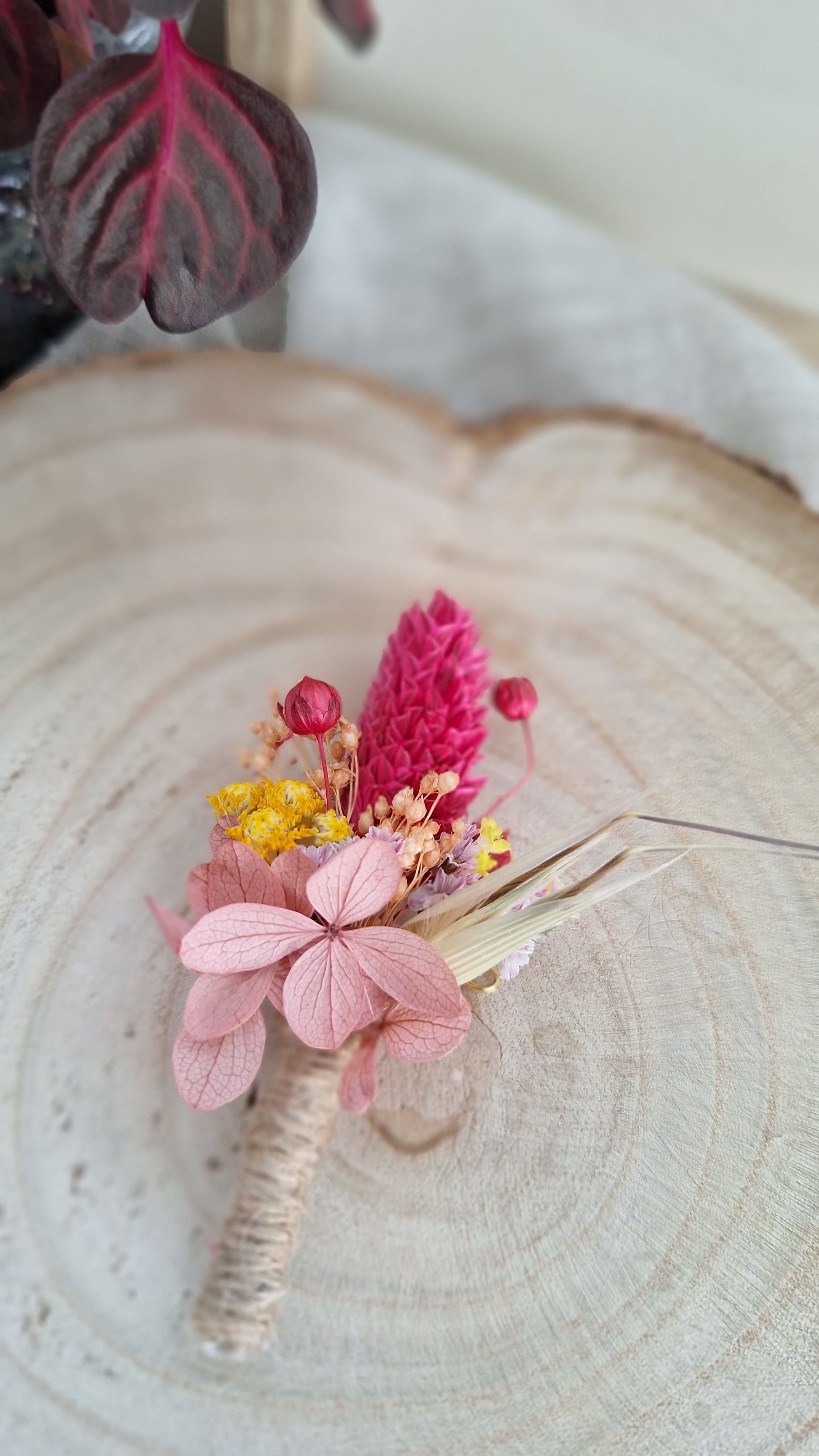 Boutonnière en fleurs séchées et hortensia stabilisé - colorée  - rose et pêche - livraison france - fleuriste eure et loire - nogent-le-rotrou - la loupe - fleuriste mariage le perche