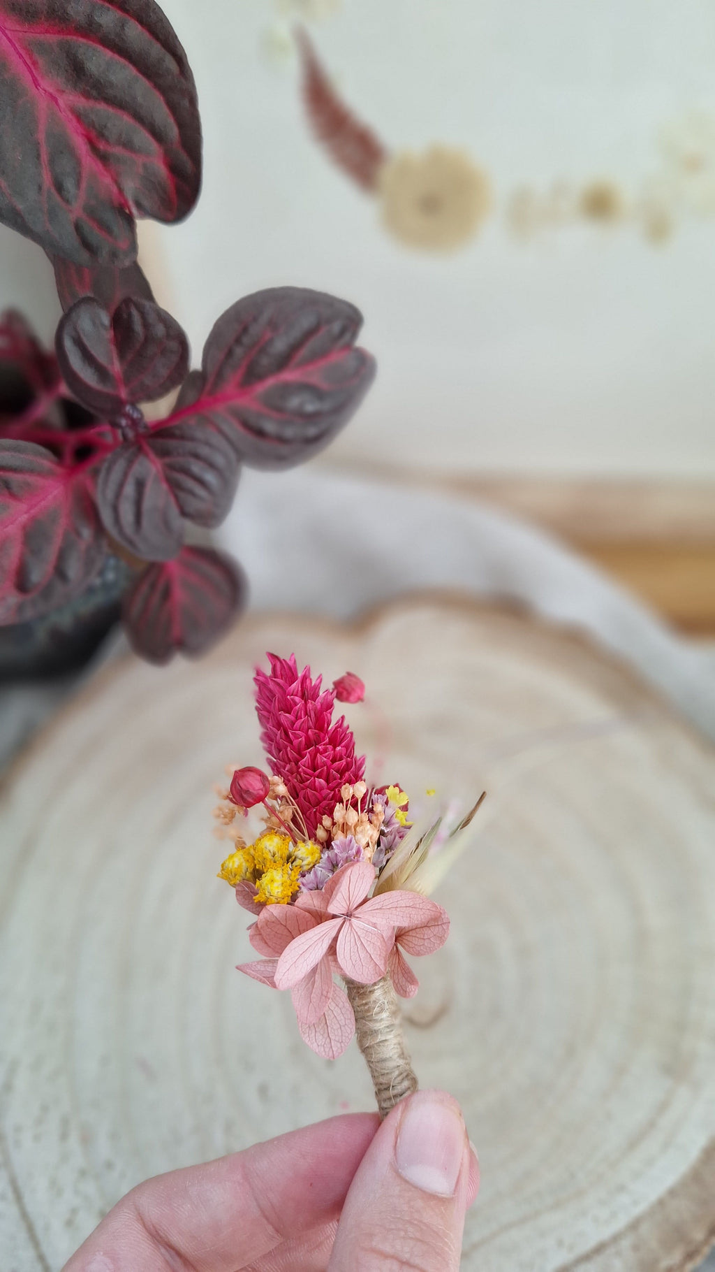 Boutonnière en fleurs séchées et hortensia stabilisé - colorée  - rose et pêche - livraison france - fleuriste eure et loire - nogent-le-rotrou - la loupe - fleuriste mariage le perche