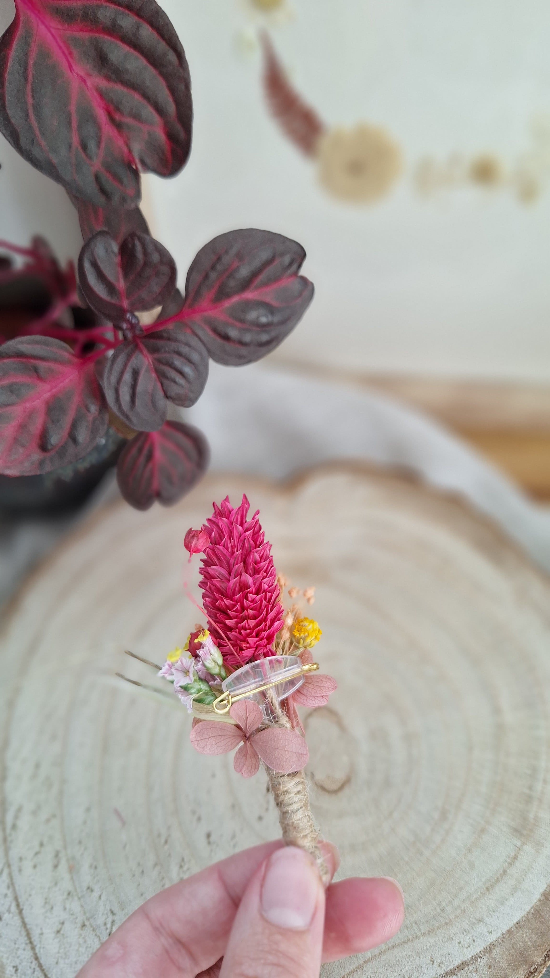 Boutonnière en fleurs séchées et hortensia stabilisé - colorée  - rose et pêche - livraison france - fleuriste eure et loire - nogent-le-rotrou - la loupe - fleuriste mariage le perche