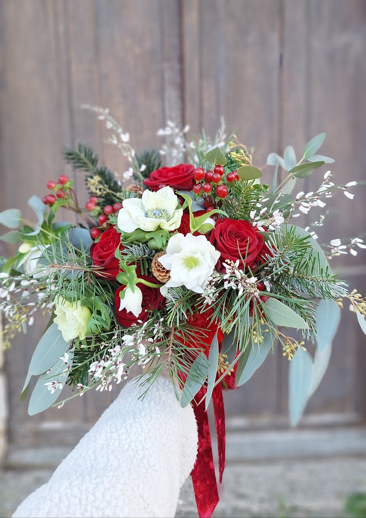 Décoration florale de mariage d’hiver dans le Perche par Maison Marceline, fleuriste à Bretoncelles - Bouquet de mariée rouge, blanc, vert - Mortagne -au-Perche - Belleme - La loupe - Meaucé - Montireau - Nogent le rotrou - la Ferté bernard