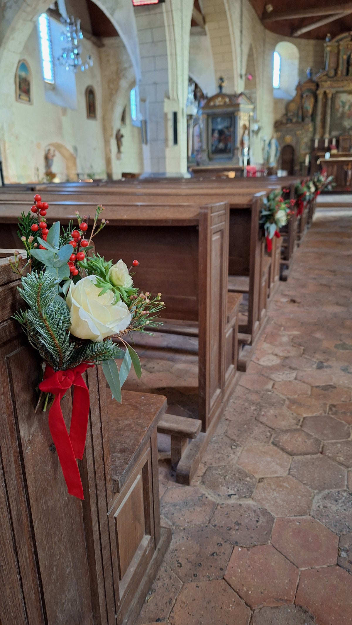 Décoration florale de mariage d’hiver dans le Perche par Maison Marceline, fleuriste à Bretoncelles - Moutier au perche église - boquet banc d'église