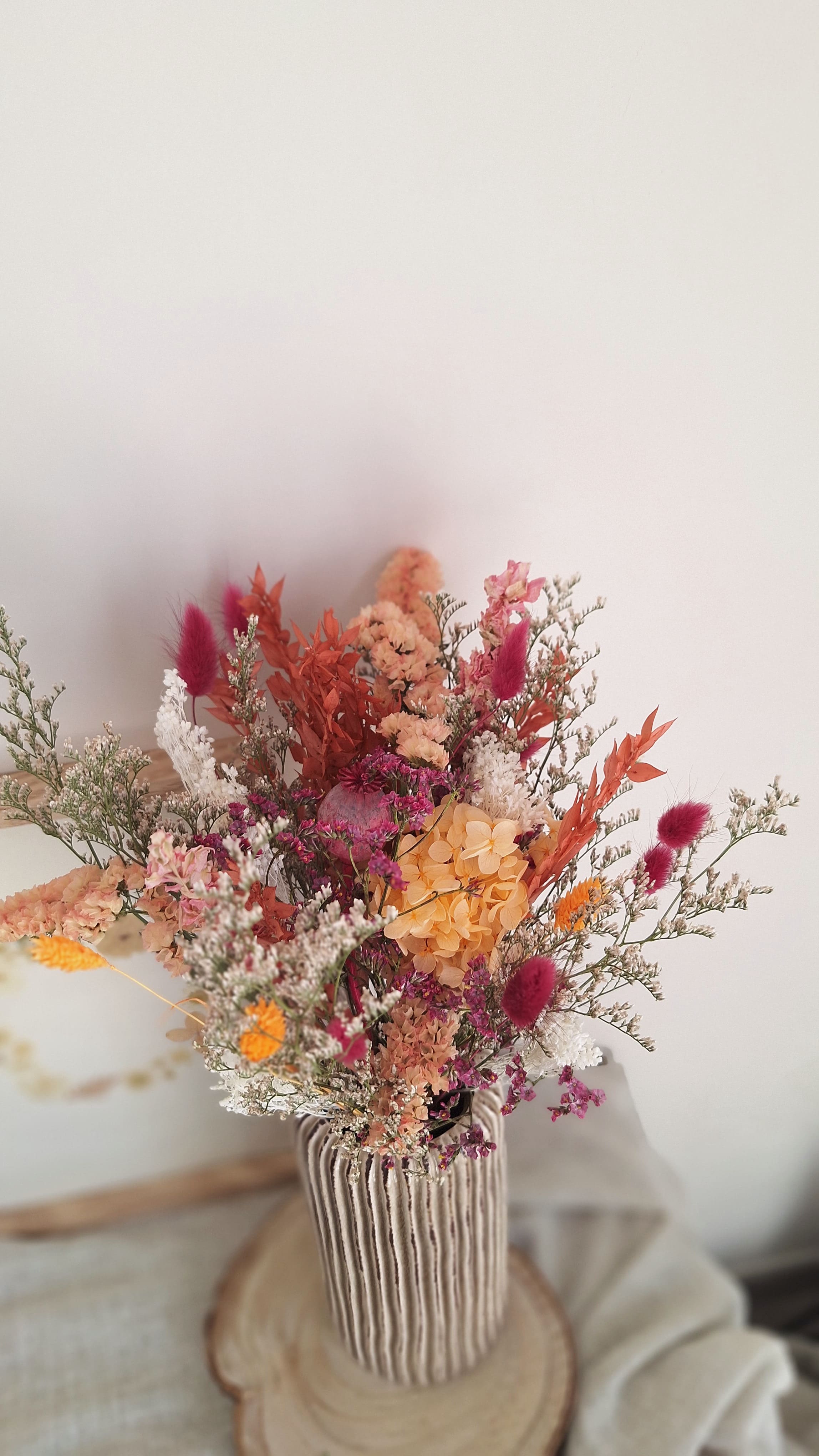 Bouquet aux couleurs éclatantes de framboise pêche et blanc - champêtre- livraison france - Fêtes des mères - idée cadeau fêtes des mères - cadeau durable