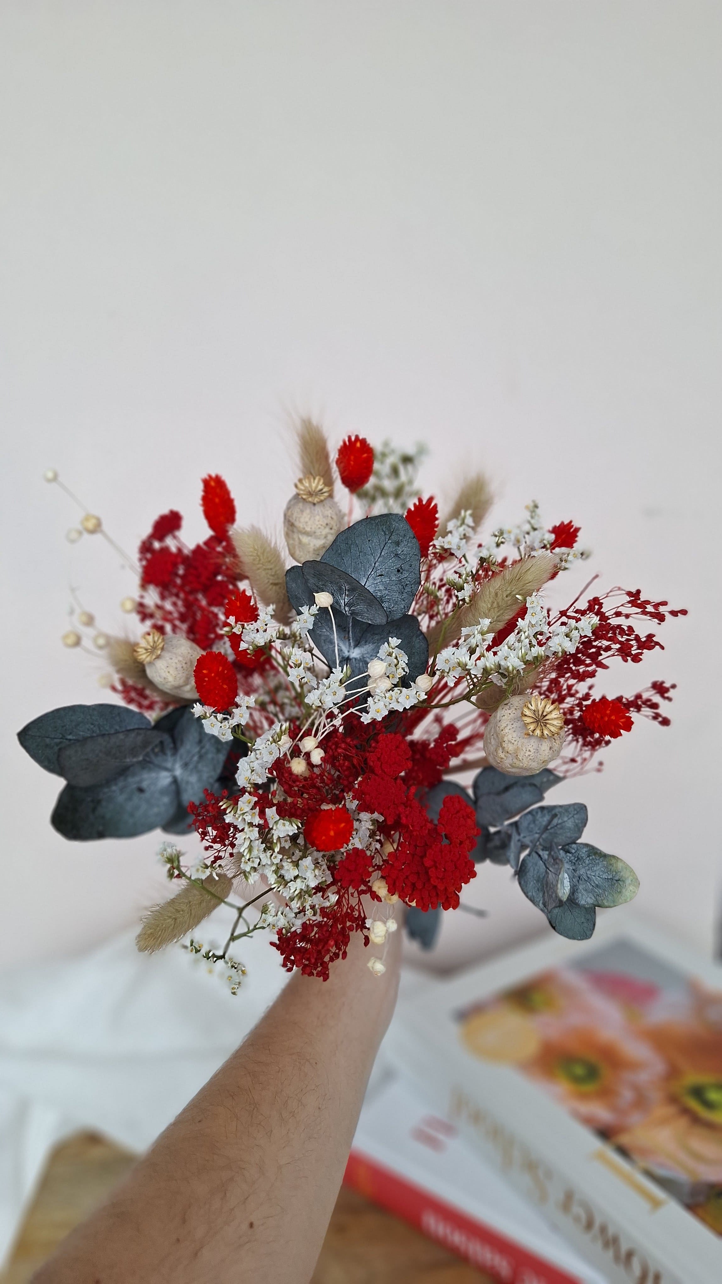 Bouquet fleurs séchées  champêtre rouge et blanc avec eucalyptus - idée cadeau saint valentin- livraison France - Maison Marceline