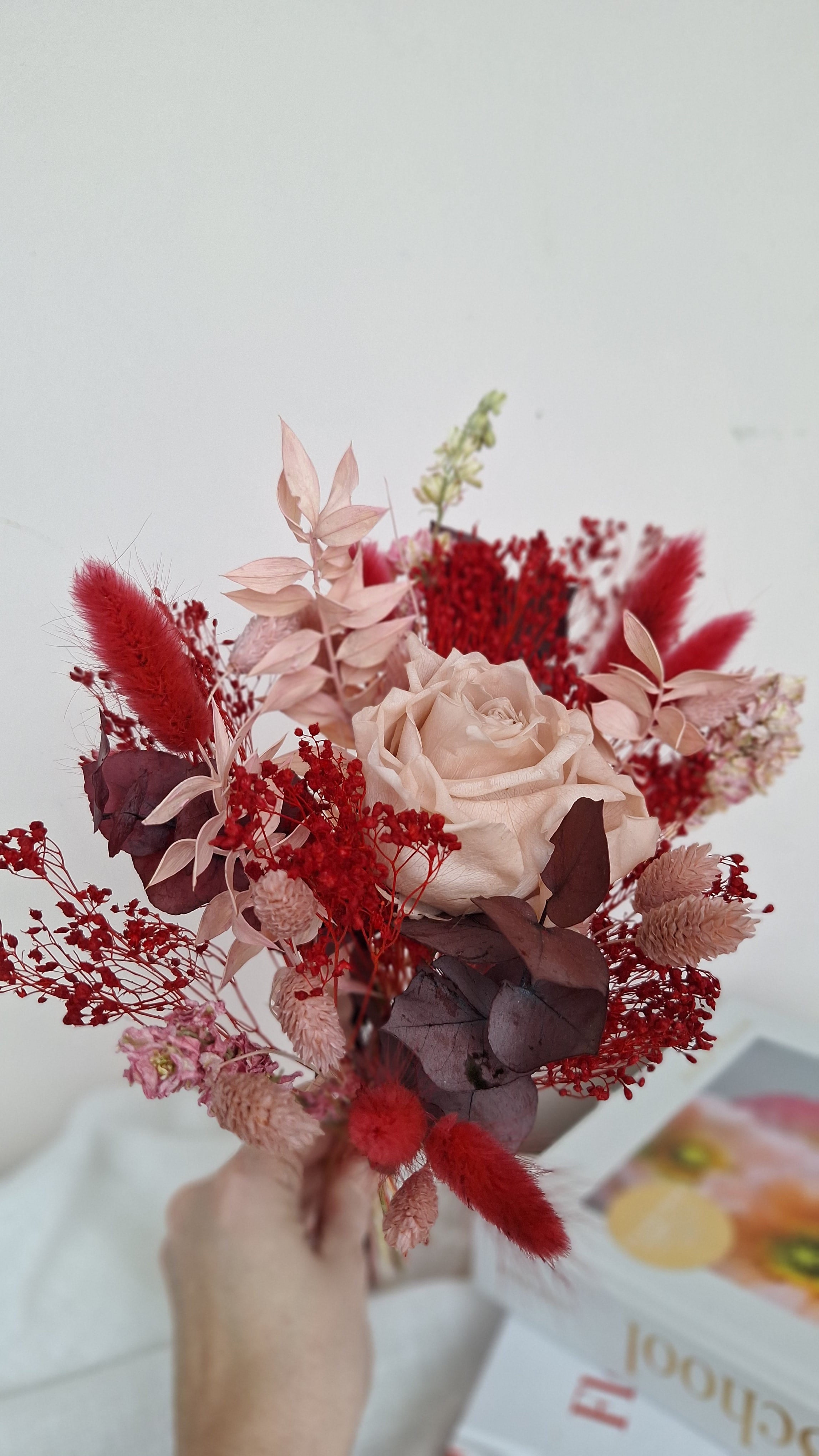 Bouquet fleurs séchées  champêtre avec une rose éternelle au centre joyeuses couleurs de rouge et vieux rose - idée cadeau saint valentin- livraison France - Maison Marceline