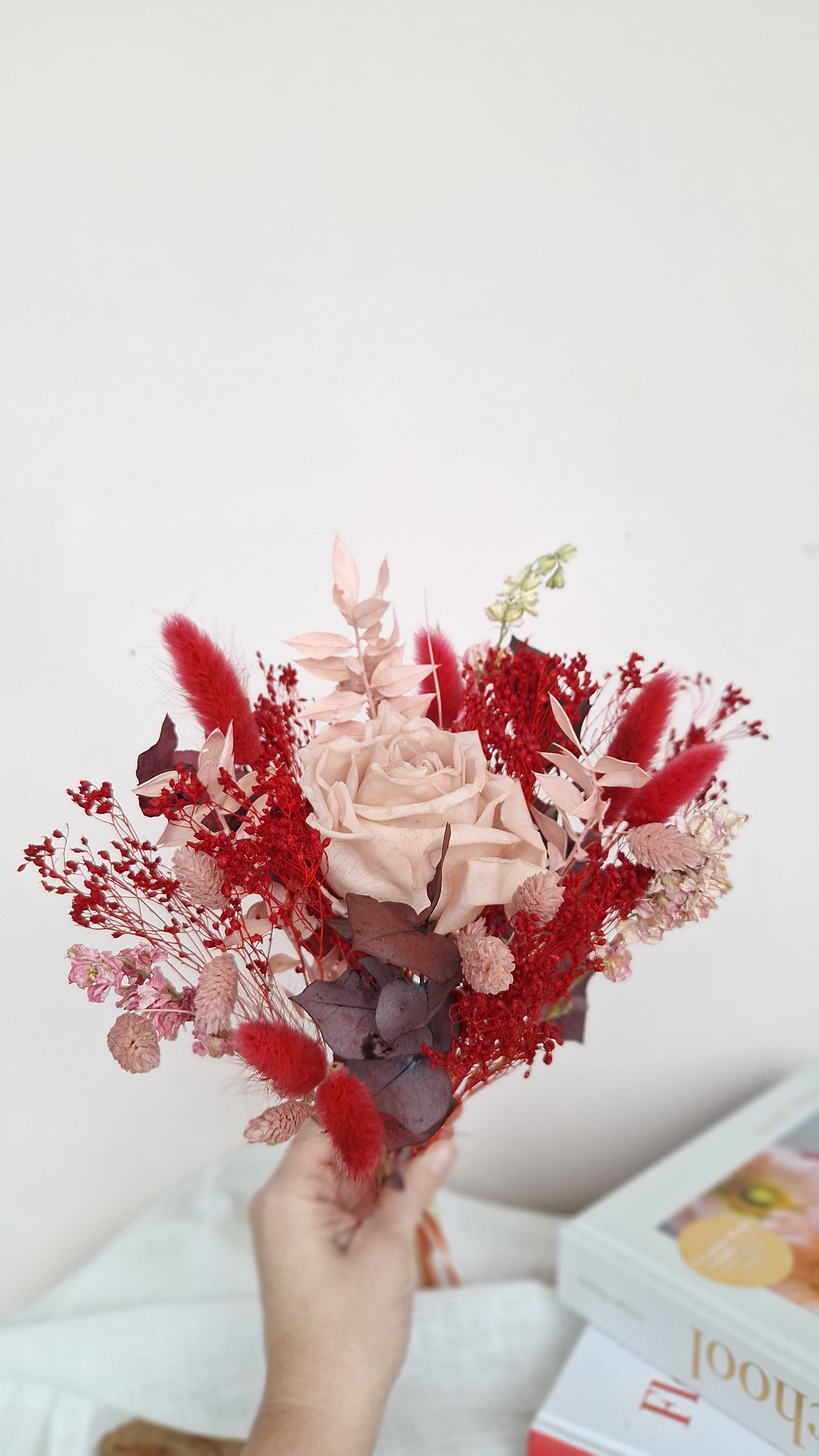 Bouquet fleurs séchées  champêtre avec une rose éternelle au centre joyeuses couleurs de rouge et vieux rose - idée cadeau saint valentin- livraison France - Maison Marceline