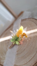 Boutonnière en fleurs séchées printemps- Fleuriste Eure et Loir - Fleuriste Bretoncelles - Fleuriste Le Perche - Livraison France