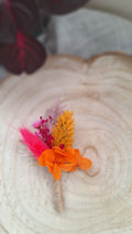 Boutonnière colorée en fleurs séchées orange, rose et lilas durable - Fleuriste Eure et Loir, fleuriste orne, Fleuriste le perche, Fleuriste Bretoncelles