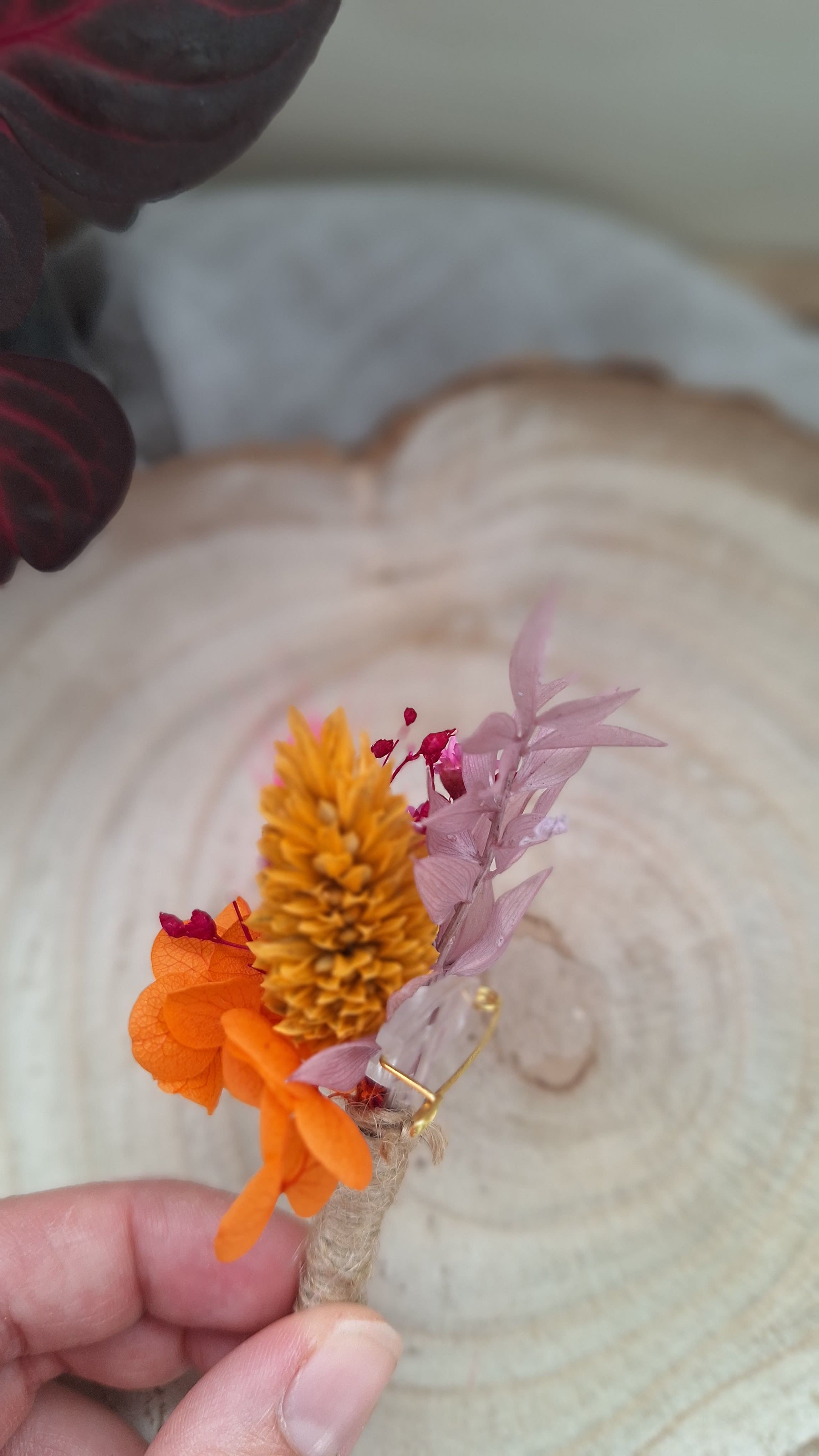 Boutonnière colorée en fleurs séchées orange, rose et lilas durable - Fleuriste Eure et Loir, fleuriste orne, Fleuriste le perche, Fleuriste Bretoncelles