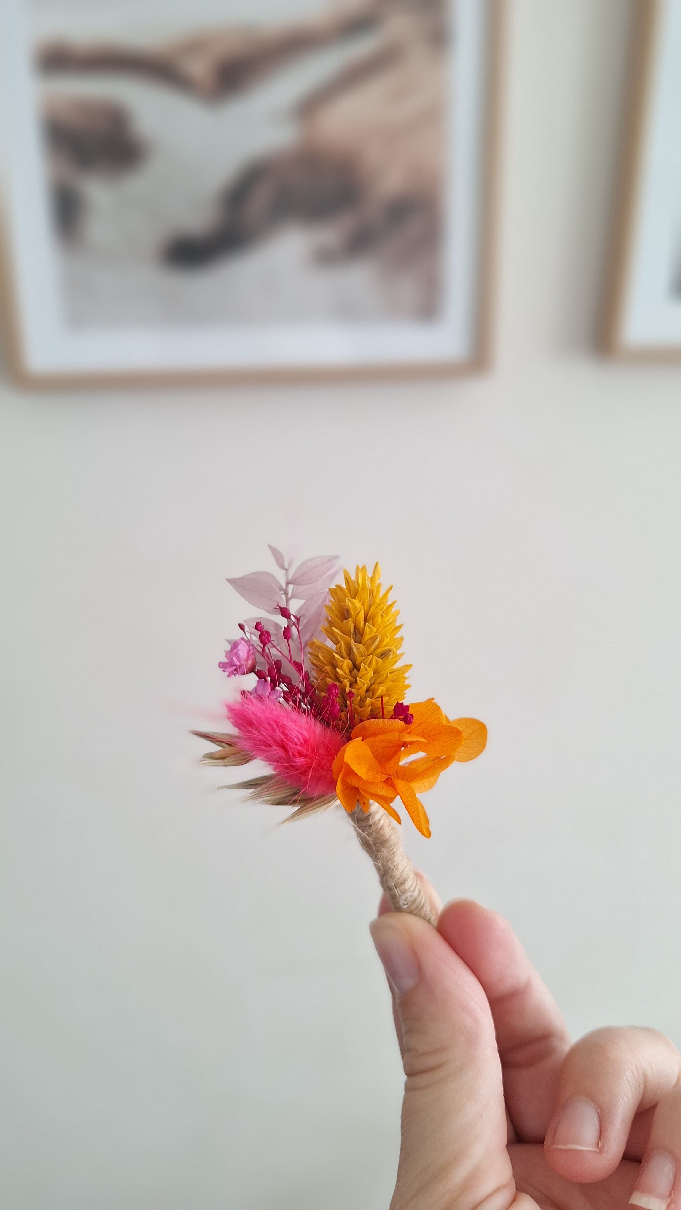 Boutonnière colorée en fleurs séchées orange, rose et lilas durable - Fleuriste Eure et Loir, fleuriste orne, Fleuriste le perche, Fleuriste Bretoncelles