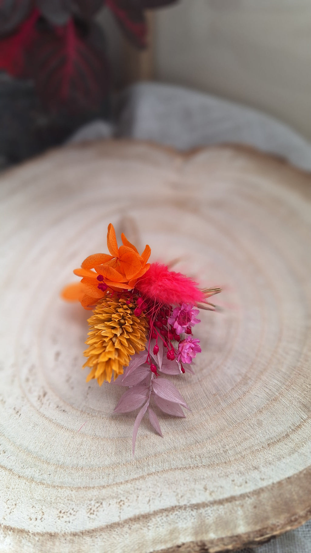 Boutonnière colorée en fleurs séchées orange, rose et lilas durable - Fleuriste Eure et Loir, fleuriste orne, Fleuriste le perche, Fleuriste Bretoncelles
