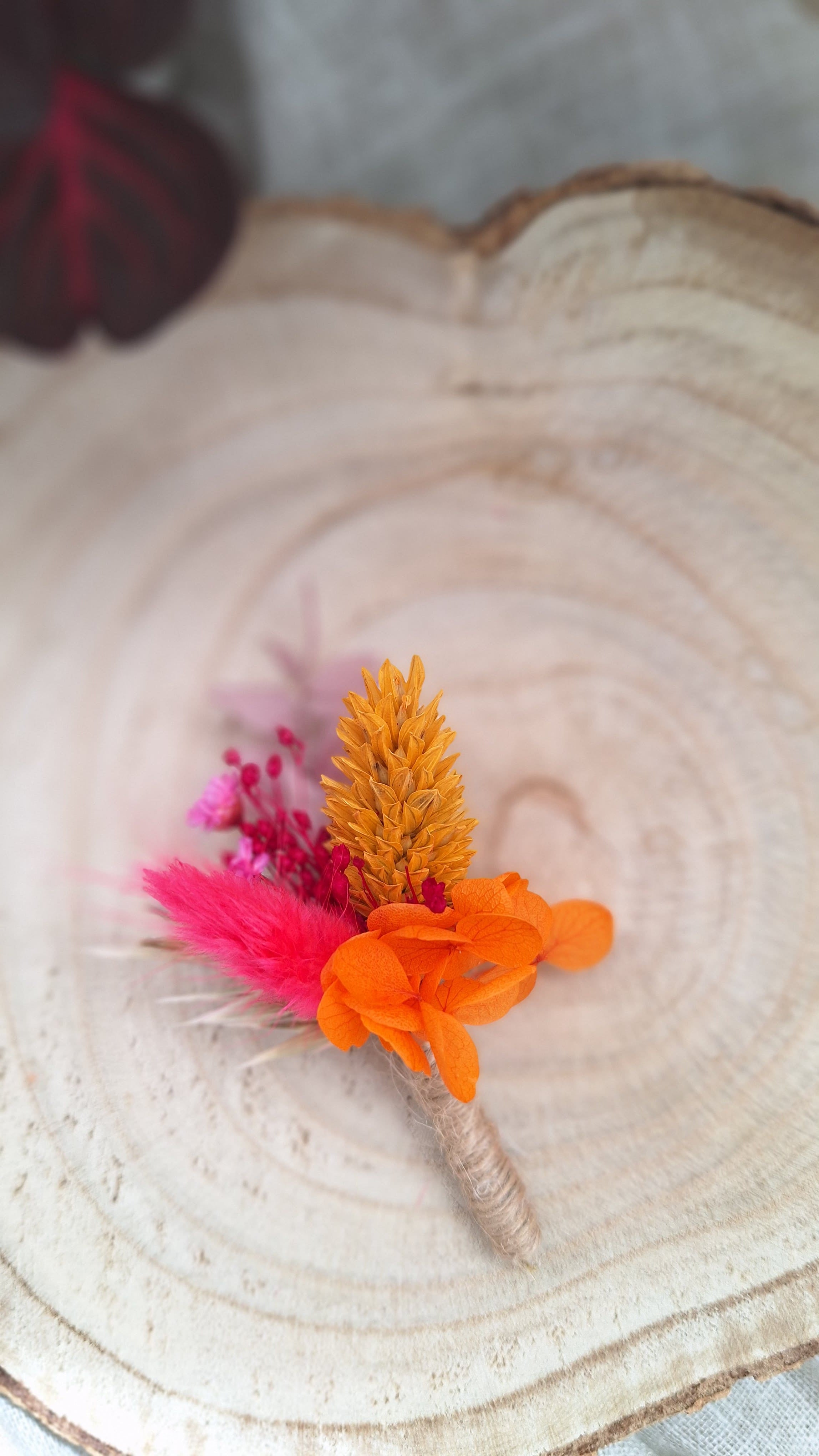 Boutonnière colorée en fleurs séchées orange, rose et lilas durable - Fleuriste Eure et Loir, fleuriste orne, Fleuriste le perche, Fleuriste Bretoncelles