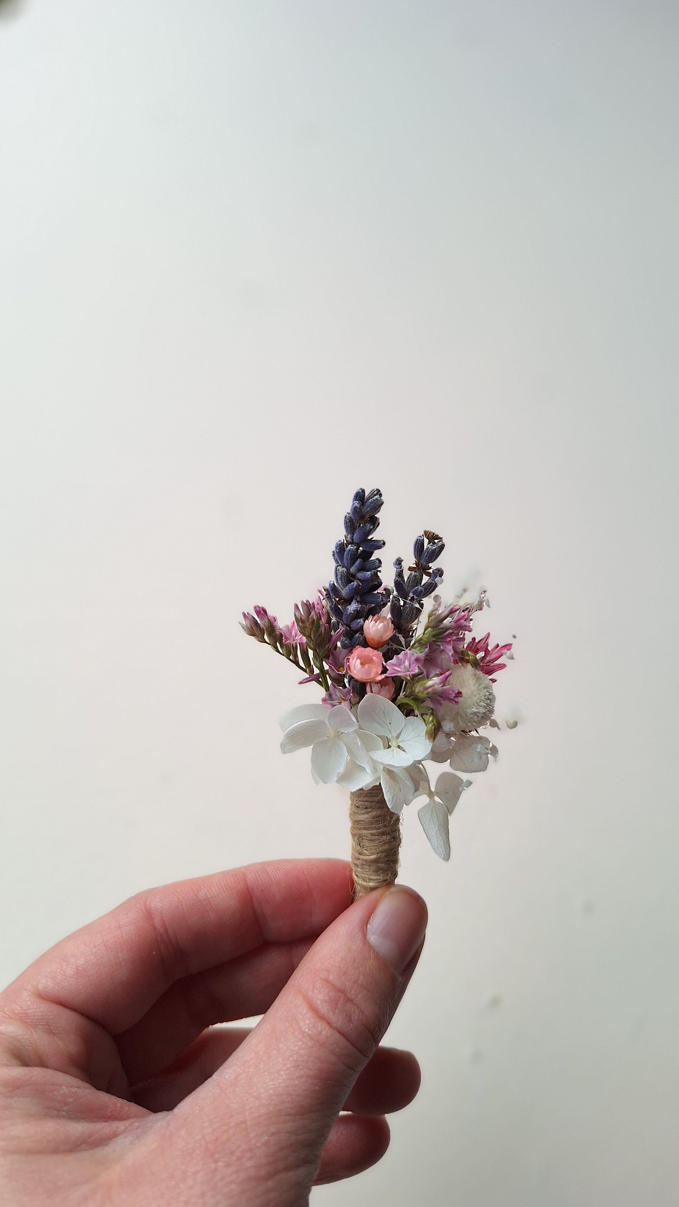 Boutonnière rose et  blanc et lavande en fleurs séchées - mariage 