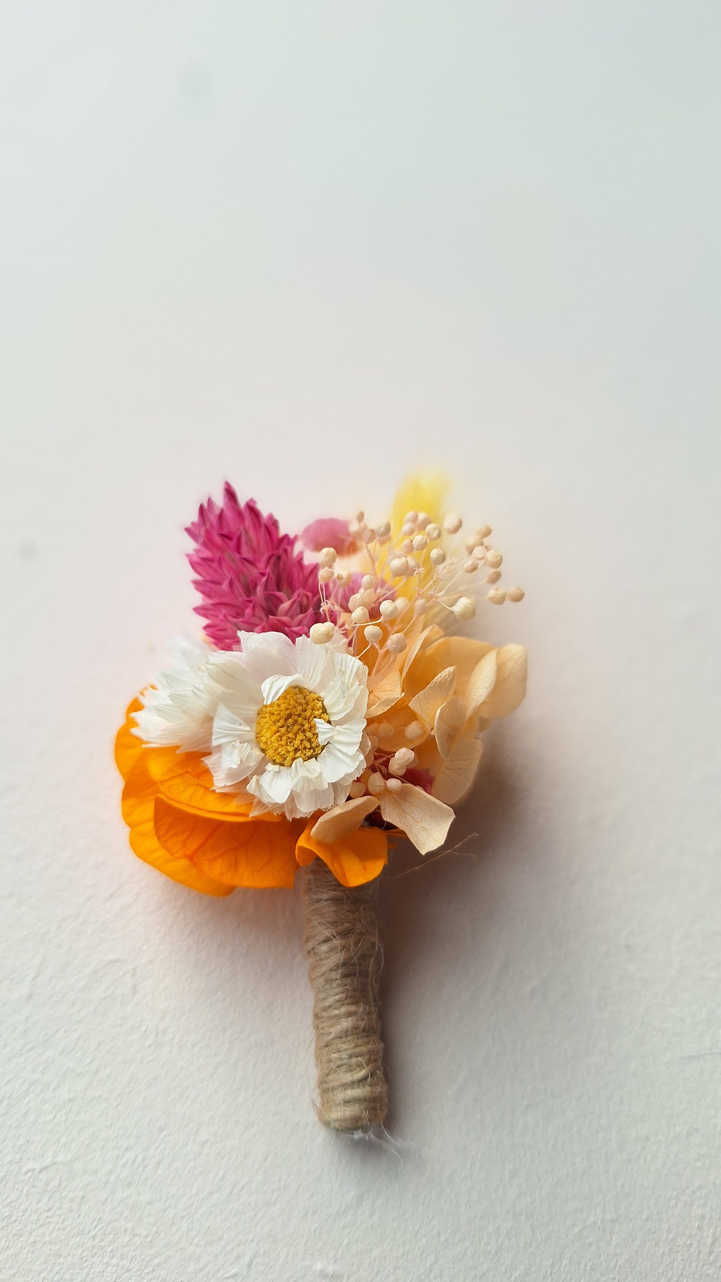 Boutonnière rose et orange coloré en fleurs séchées - mariage 
