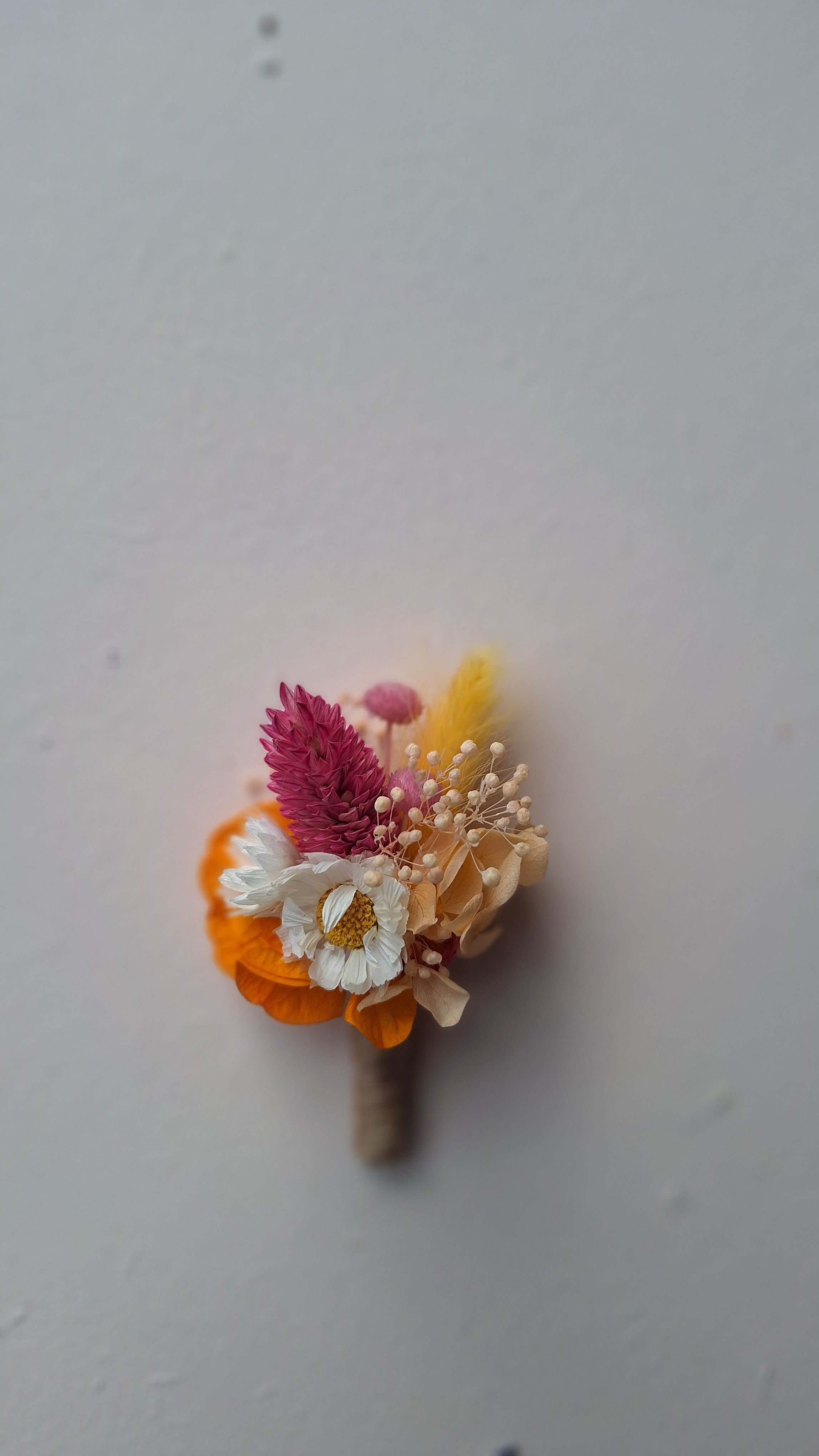 Boutonnière rose et orange coloré en fleurs séchées - mariage 