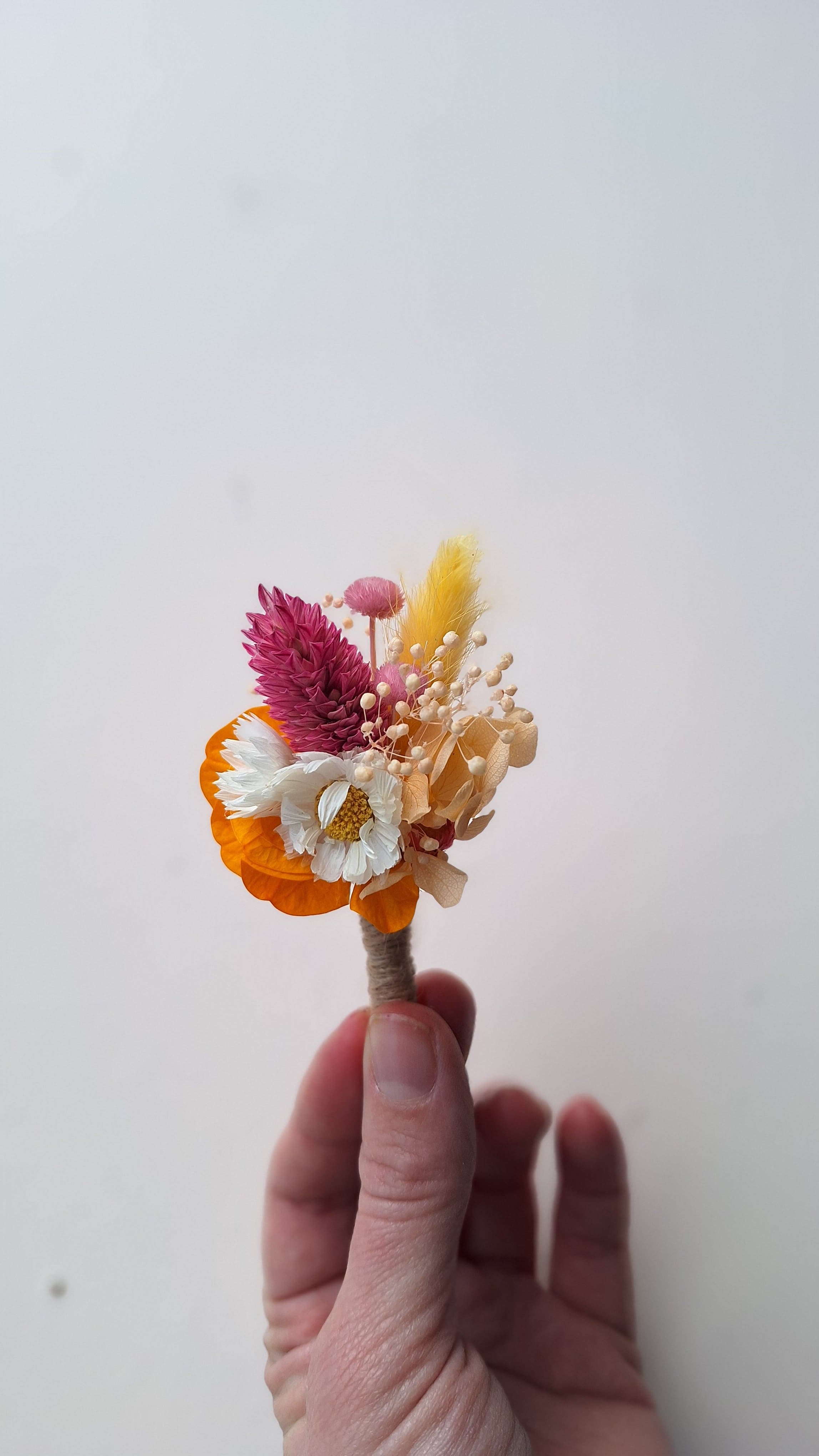 Boutonnière rose et orange coloré en fleurs séchées - mariage 