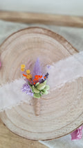 Boutonnière mauve violine printanier fleurs séchées durable - Fleuriste Eure et Loir, fleuriste orne, Fleuriste le perche, Fleuriste Bretoncelles