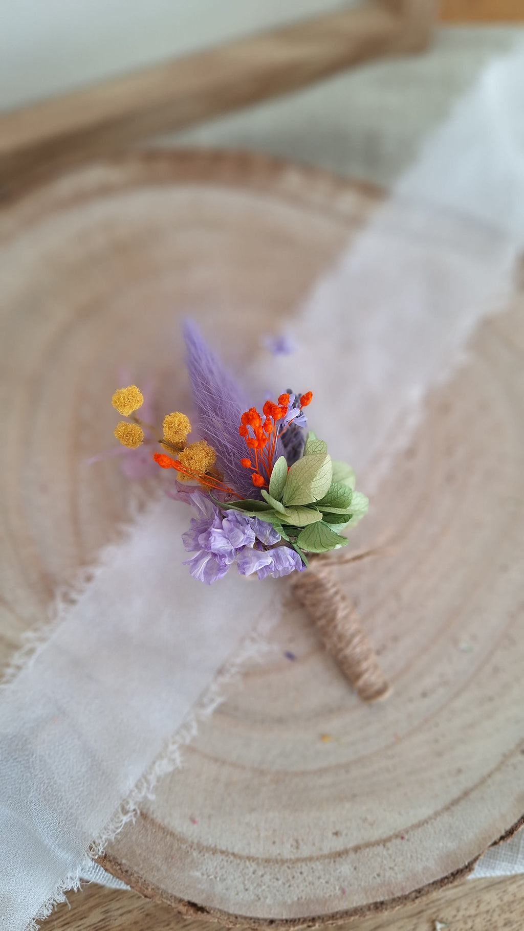 Boutonnière mauve violine printanier fleurs séchées durable - Fleuriste Eure et Loir, fleuriste orne, Fleuriste le perche, Fleuriste Bretoncelles