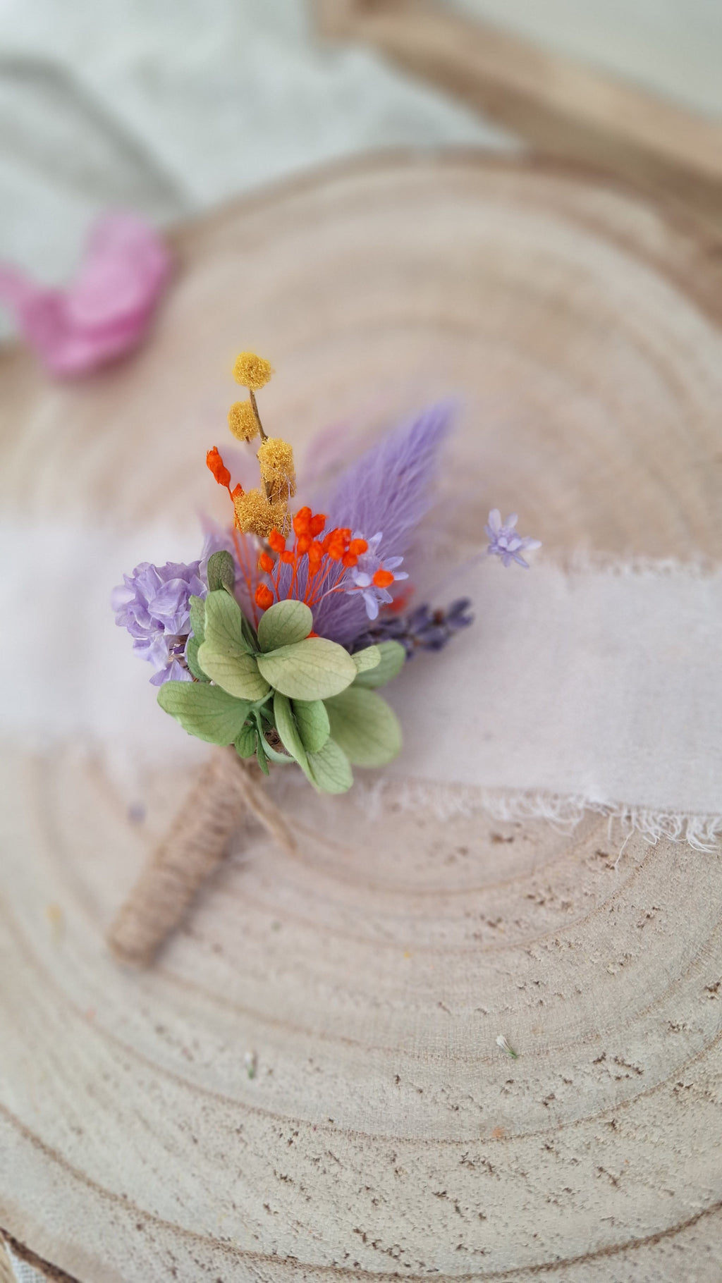 Boutonnière mauve violine printanier fleurs séchées durable - Fleuriste Eure et Loir, fleuriste orne, Fleuriste le perche, Fleuriste Bretoncelles
