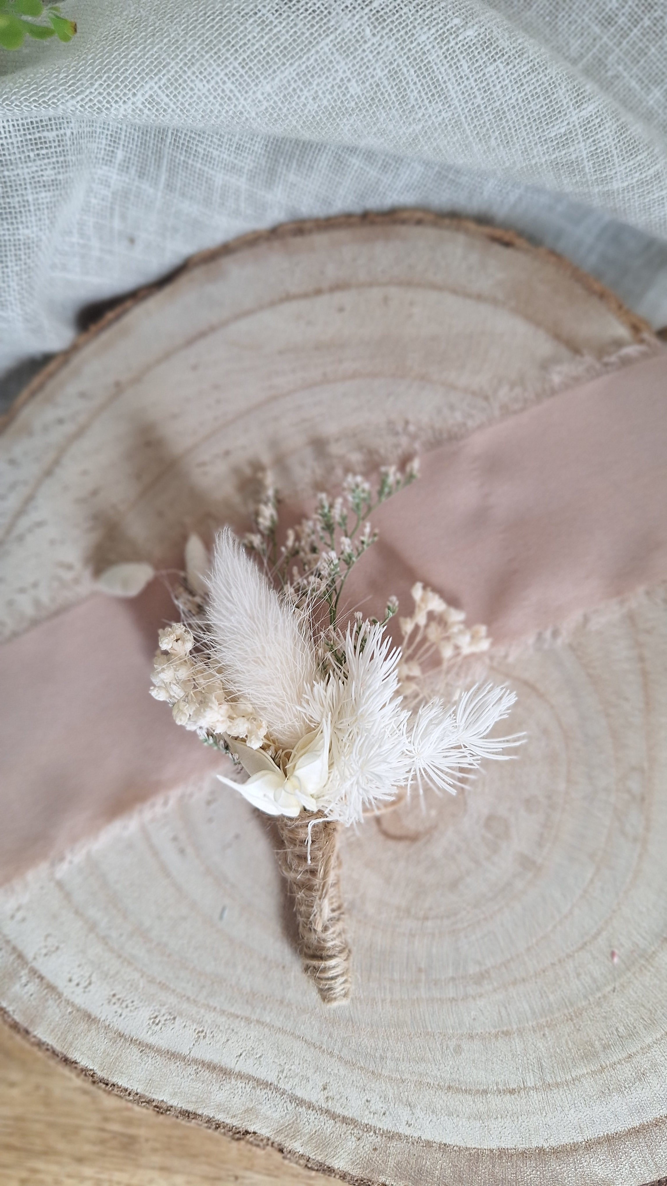 Boutonnière blanche champêtre fleurs séchées durable - Fleuriste Eure et Loir, fleuriste orne, Fleuriste le perche, Fleuriste Bretoncelles
