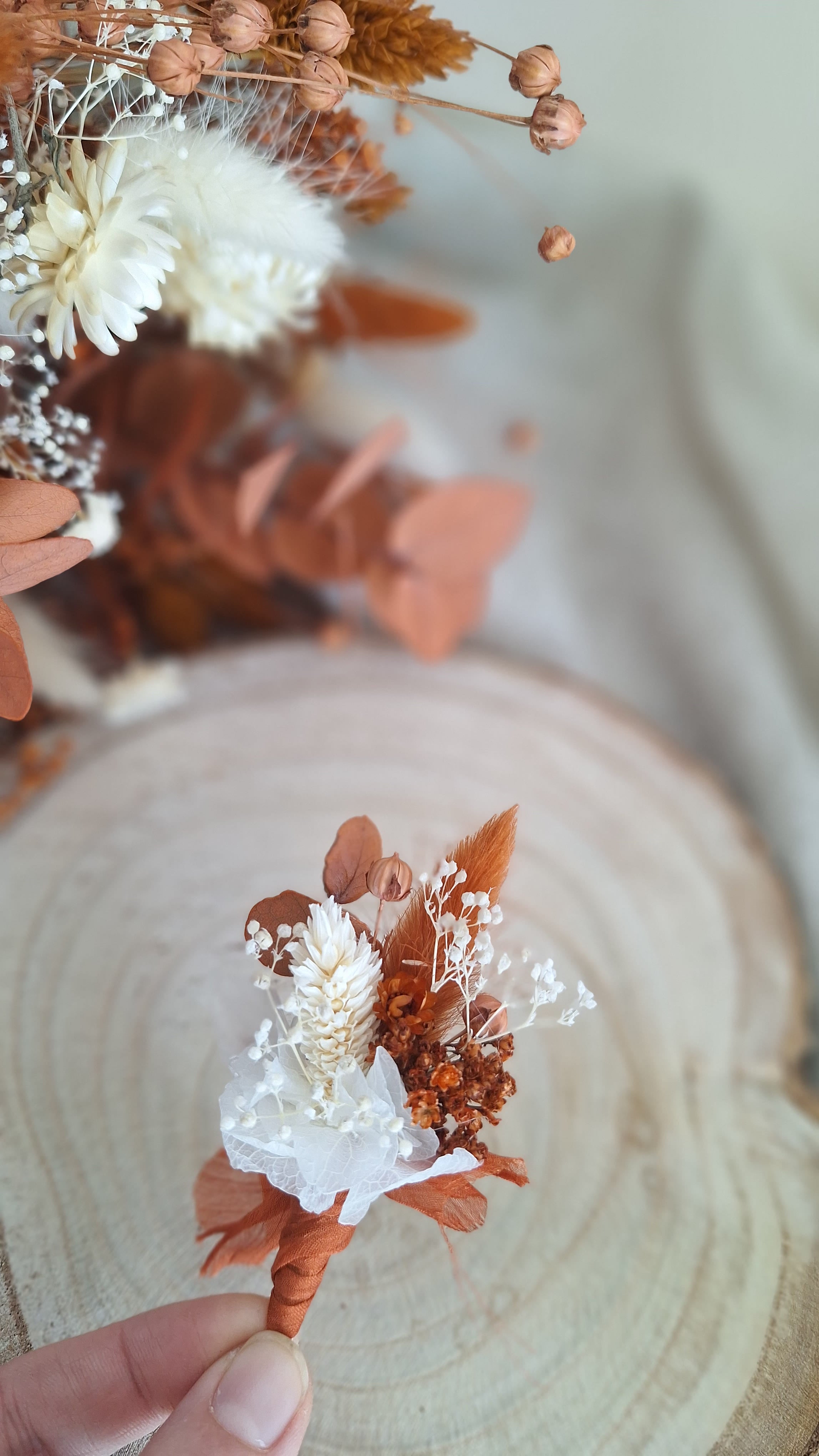 Boutonnière en fleurs séchées bohème terracotta- Fleuriste Eure et Loir - Fleuriste Bretoncelles - Fleuriste Le Perche - Livraison France