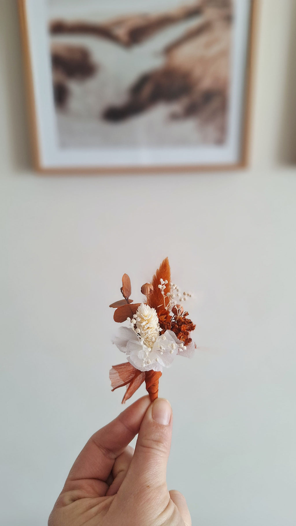 Boutonnière en fleurs séchées bohème terracotta- Fleuriste Eure et Loir - Fleuriste Bretoncelles - Fleuriste Le Perche - Livraison France