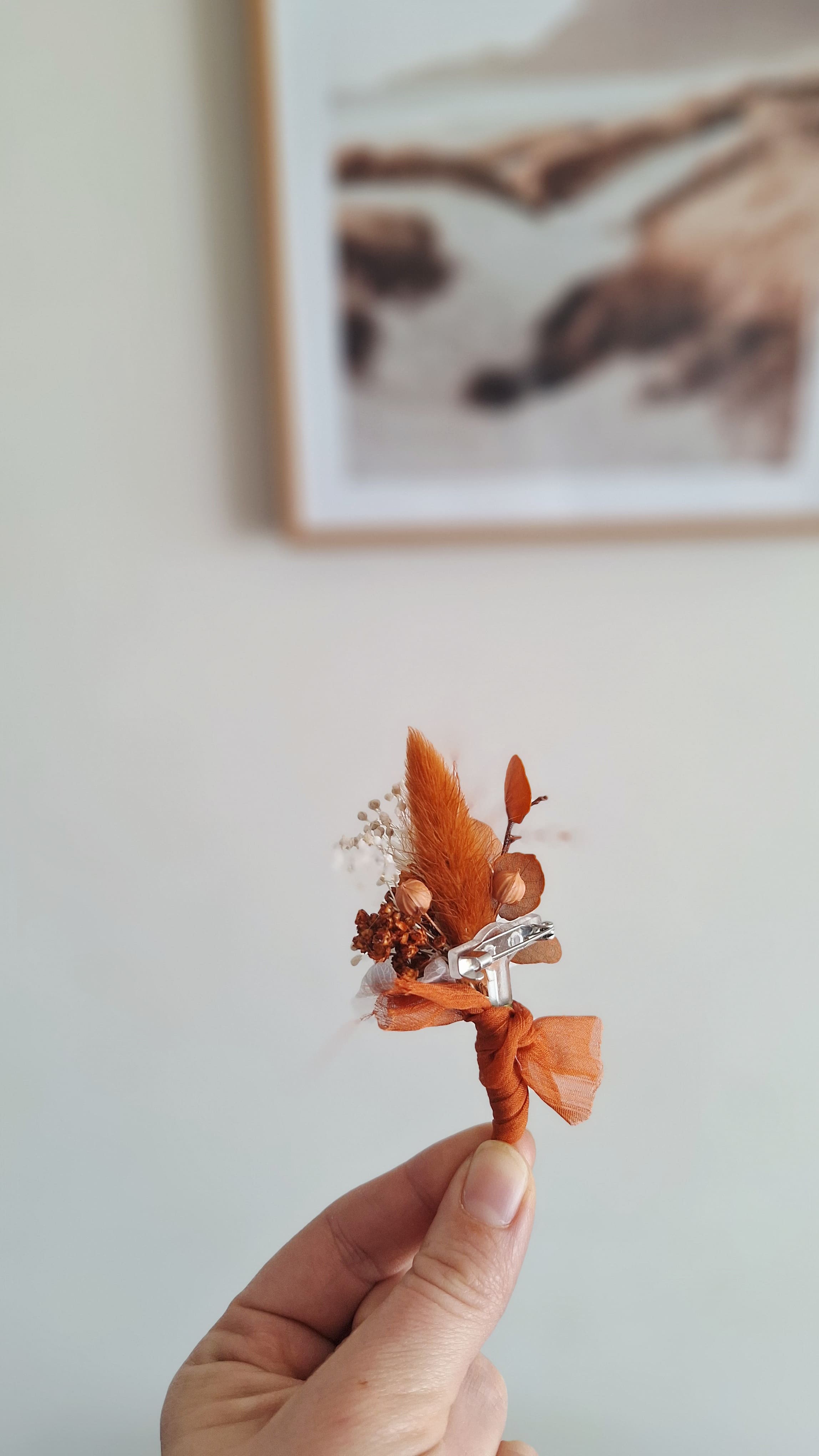 Boutonnière en fleurs séchées bohème terracotta- Fleuriste Eure et Loir - Fleuriste Bretoncelles - Fleuriste Le Perche - Livraison France
