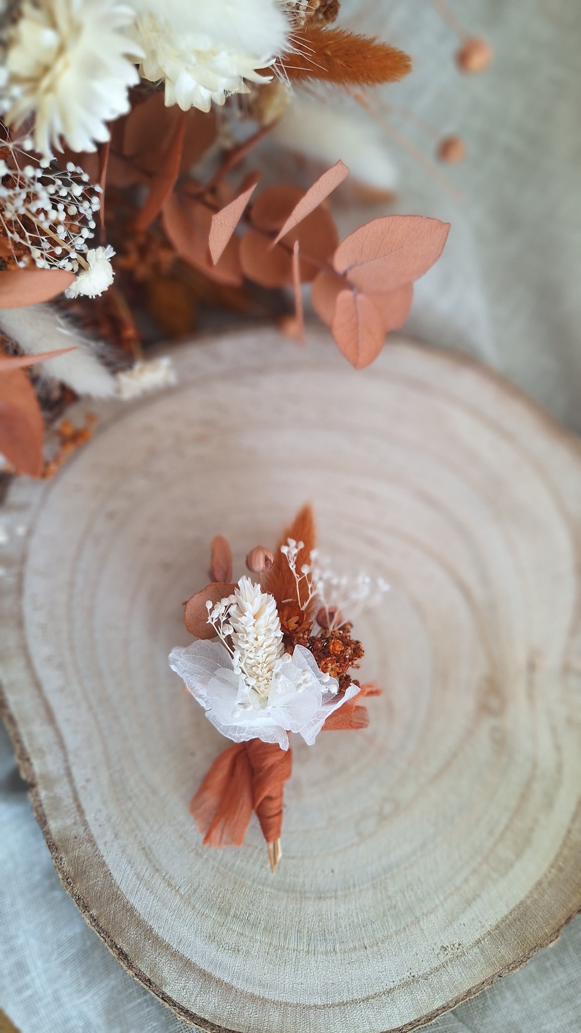 Boutonnière en fleurs séchées bohème terracotta- Fleuriste Eure et Loir - Fleuriste Bretoncelles - Fleuriste Le Perche - Livraison France