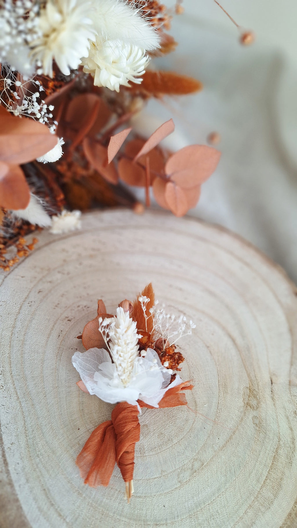 Boutonnière en fleurs séchées bohème terracotta- Fleuriste Eure et Loir - Fleuriste Bretoncelles - Fleuriste Le Perche - Livraison France