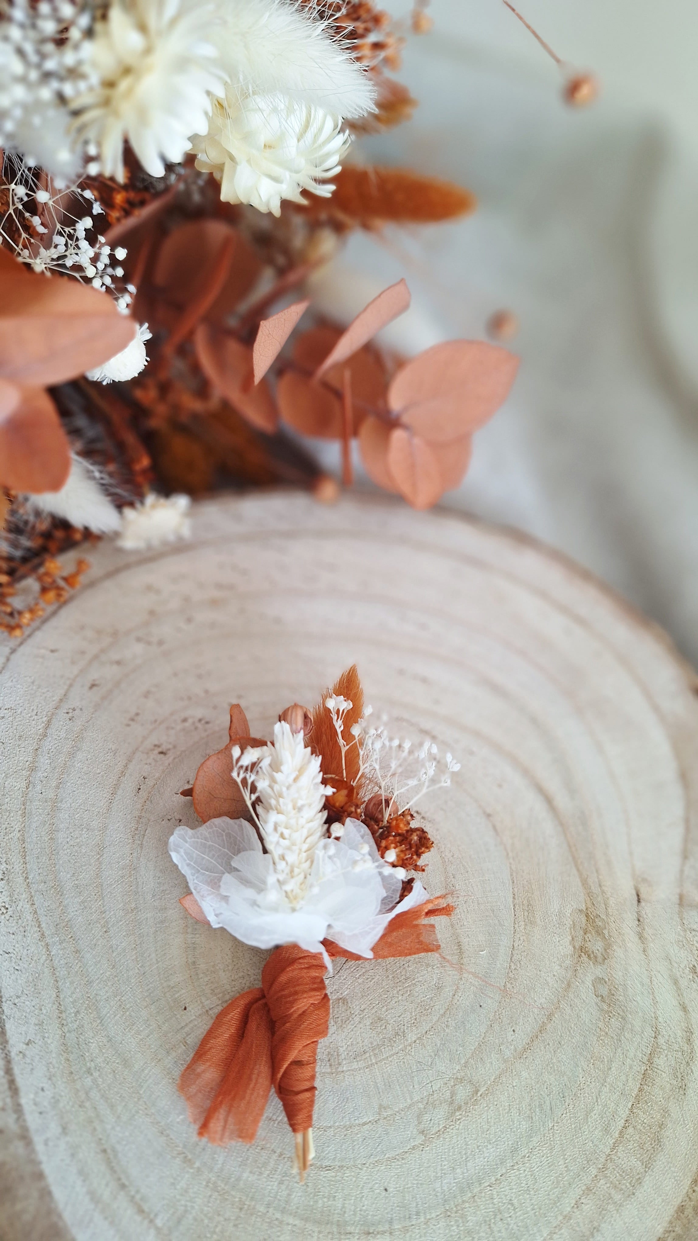 Boutonnière en fleurs séchées bohème terracotta- Fleuriste Eure et Loir - Fleuriste Bretoncelles - Fleuriste Le Perche - Livraison France