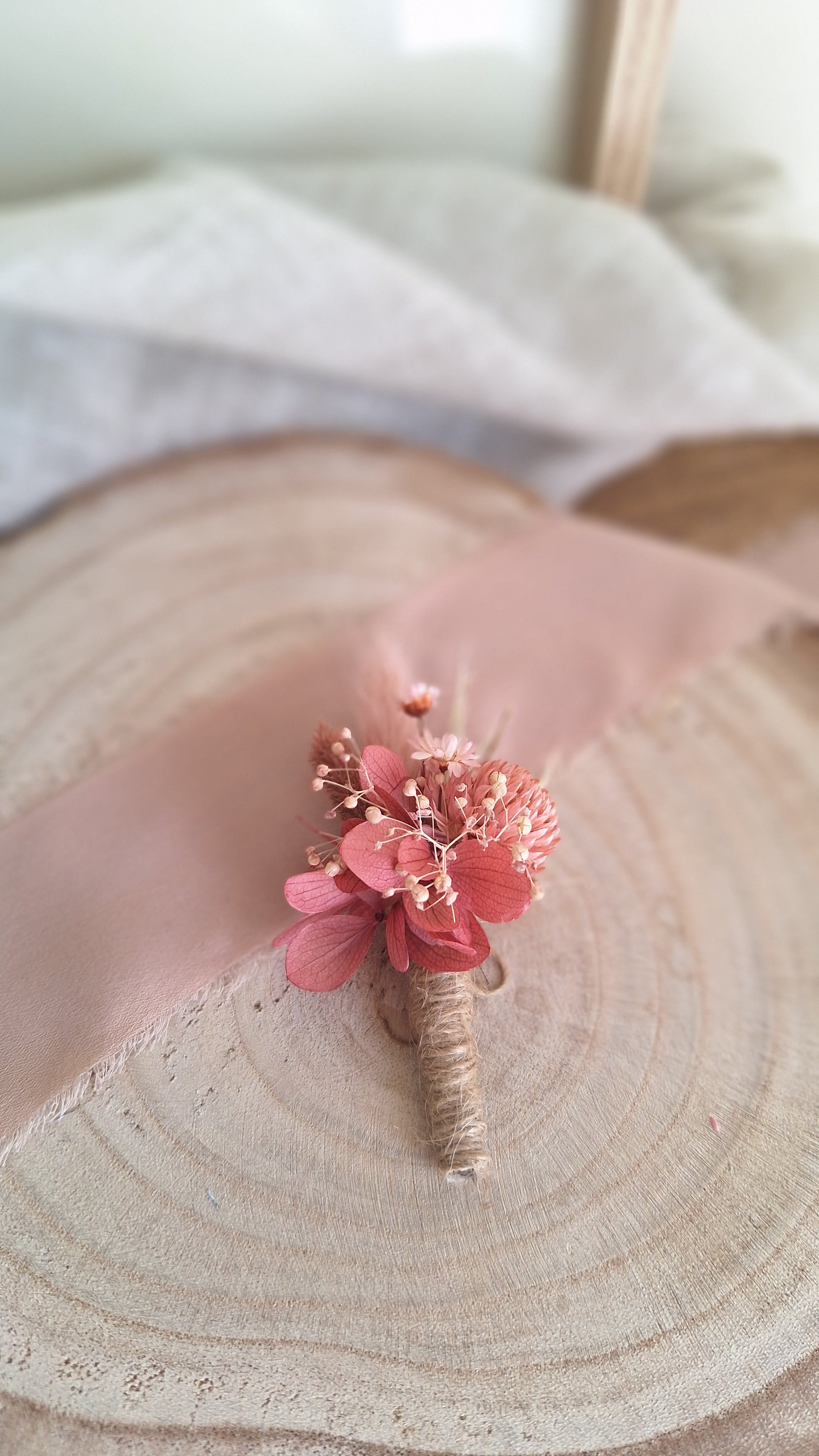 Boutonnière fleurs séchées et stabilisées rose et vieux rose - Fleuriste le perche - Fleuriste eure et Loire - fleuriste orne