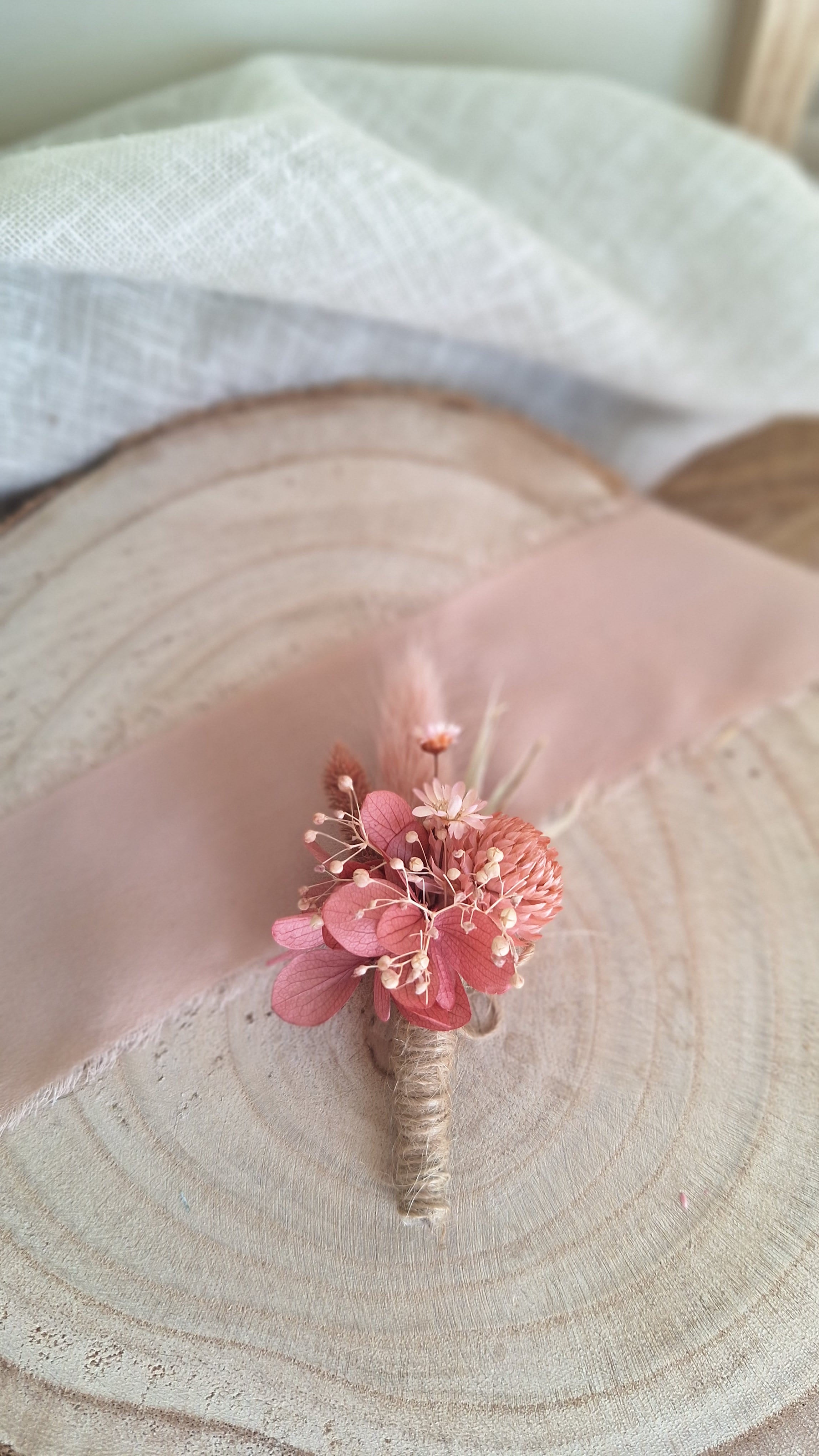 Boutonnière fleurs séchées et stabilisées rose et vieux rose - Fleuriste le perche - Fleuriste eure et Loire - fleuriste orne