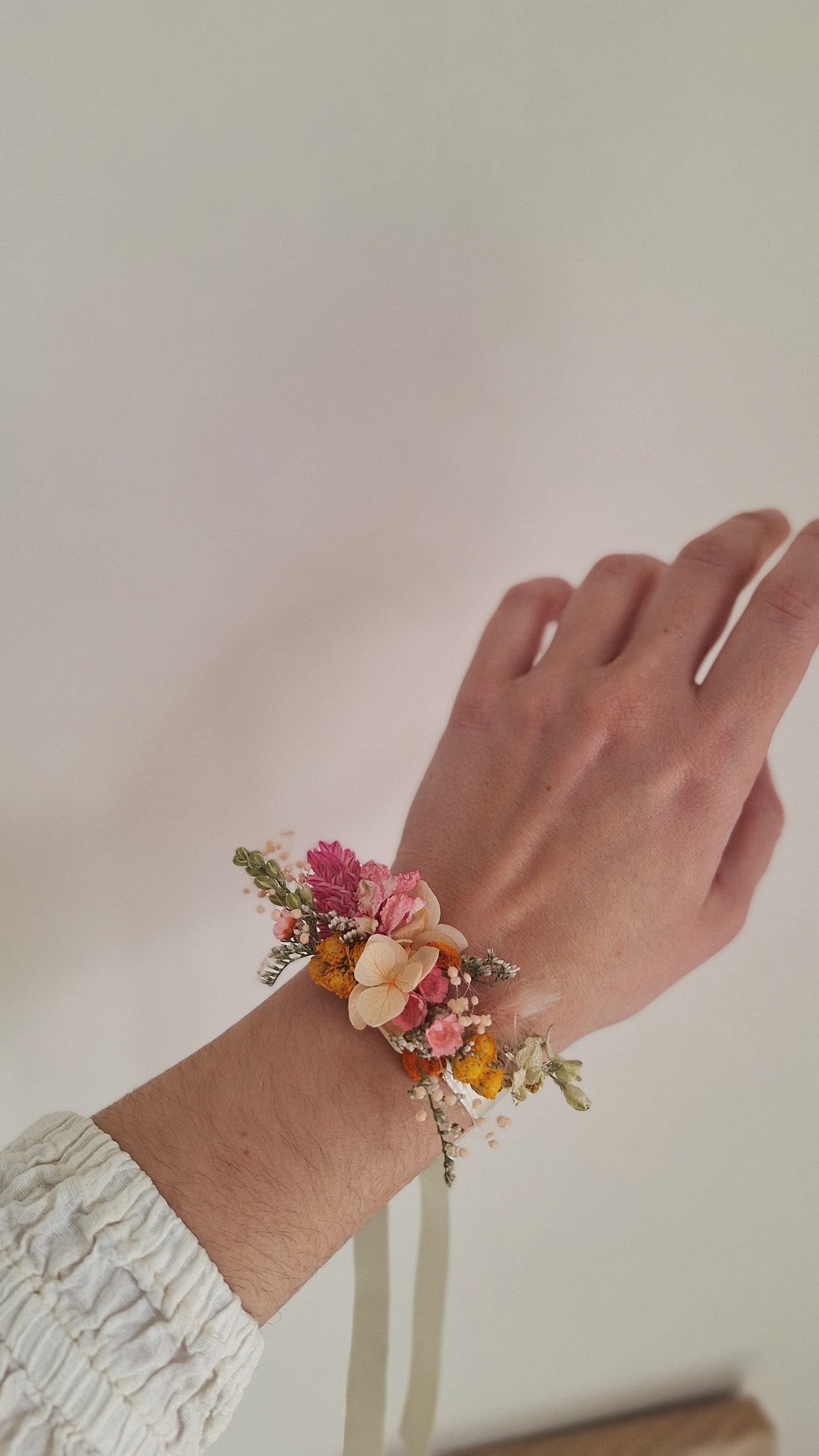 Bracelet en fleurs séchées - Fleuriste Eure et Loir - Fleuriste Bretoncelles - Fleuriste Le Perche - Livraison France