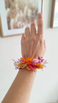 Bracelet coloré orange, rose, lilas, jaune sur ruban satin pour mariage - livraison france - fleuriste normandie - fleuriste le perche mariage - eure et loire - orne - sarthe 
