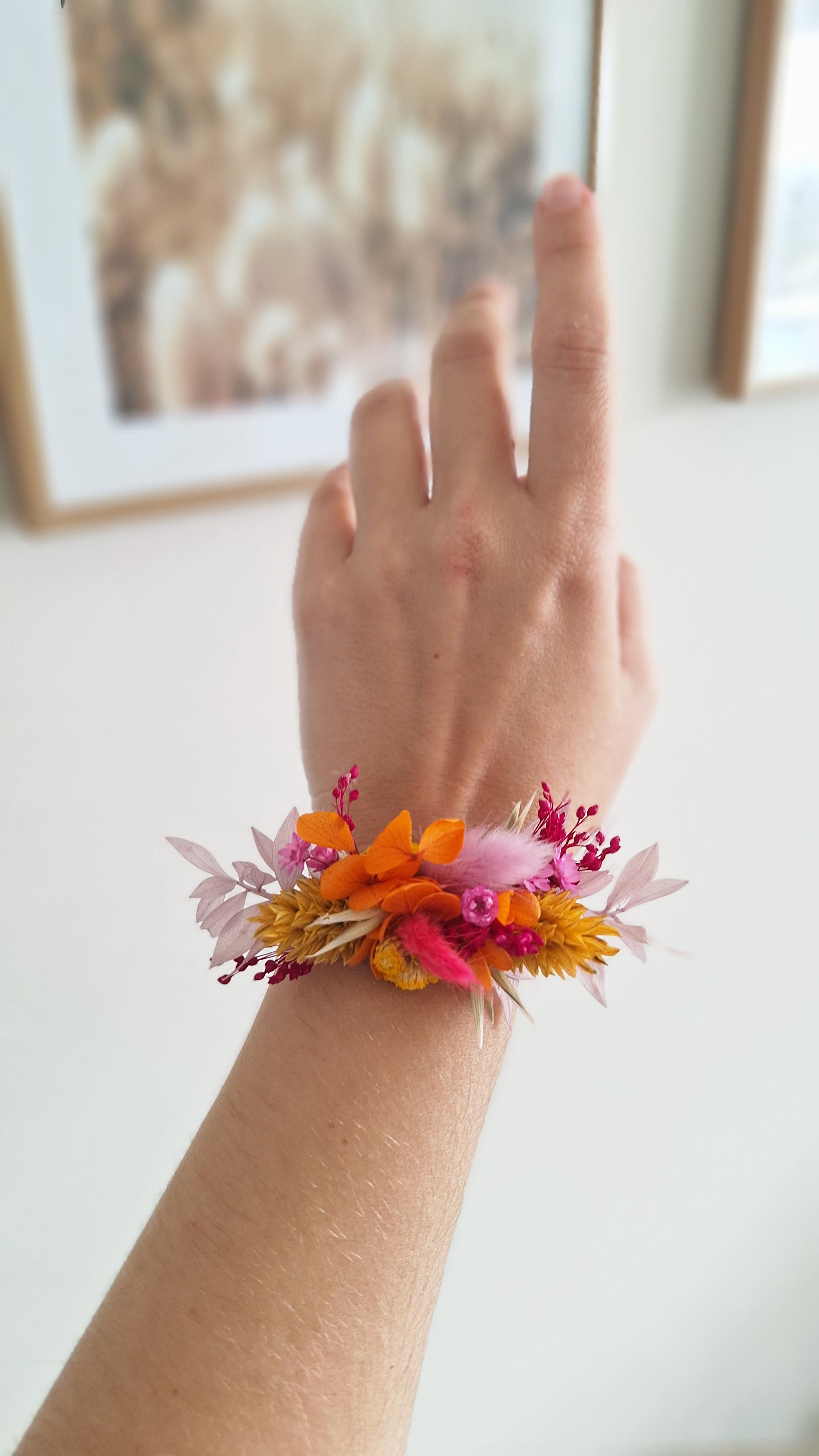 Bracelet coloré orange, rose, lilas, jaune sur ruban satin pour mariage - livraison france - fleuriste normandie - fleuriste le perche mariage - eure et loire - orne - sarthe 