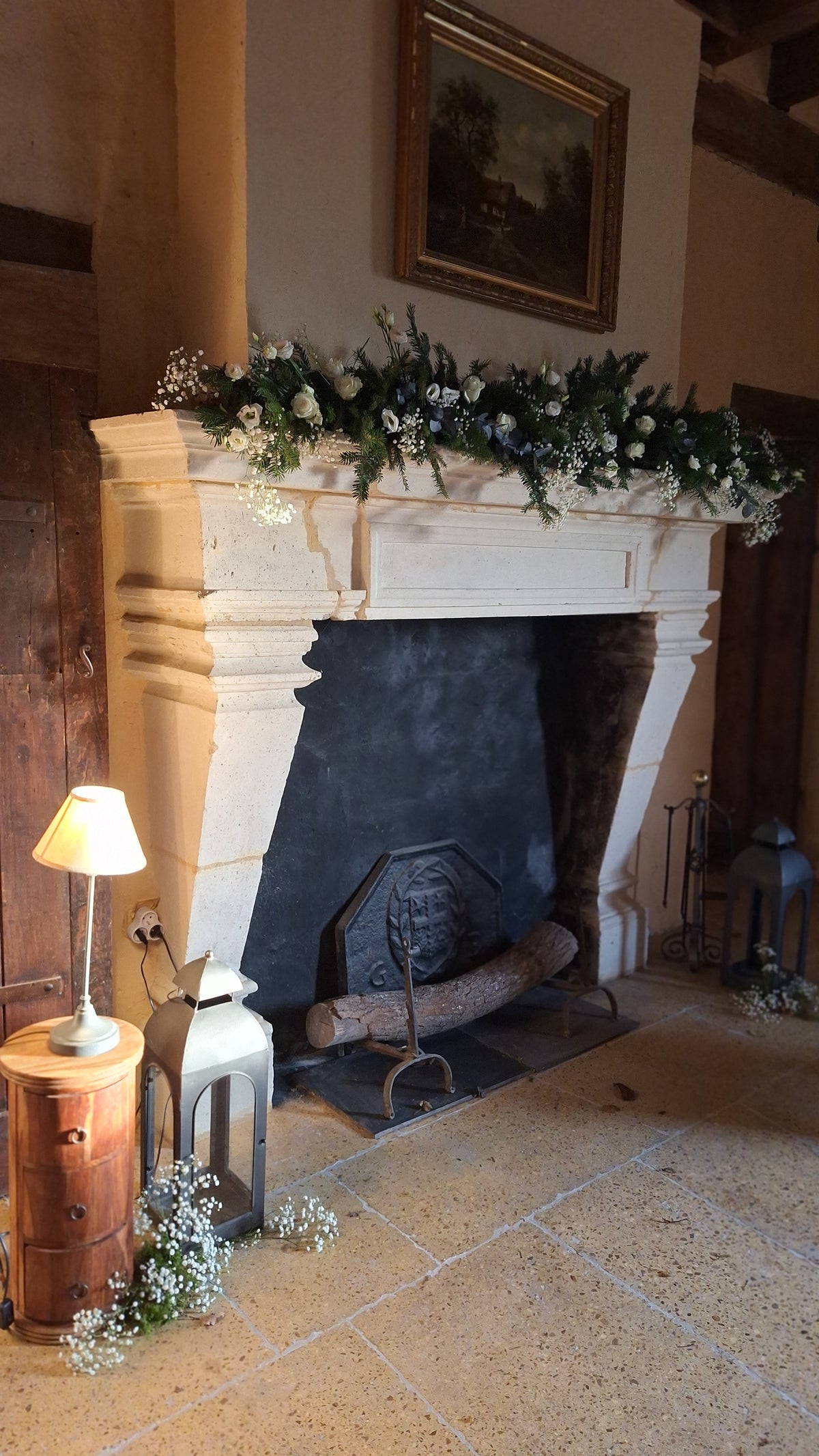 Décoration florale de mariage d’hiver dans le Perche par Maison Marceline, fleuriste à Bretoncelles - mariage hivernal au clos des cheminée à Longny au Perche - Décor cheminée mariage