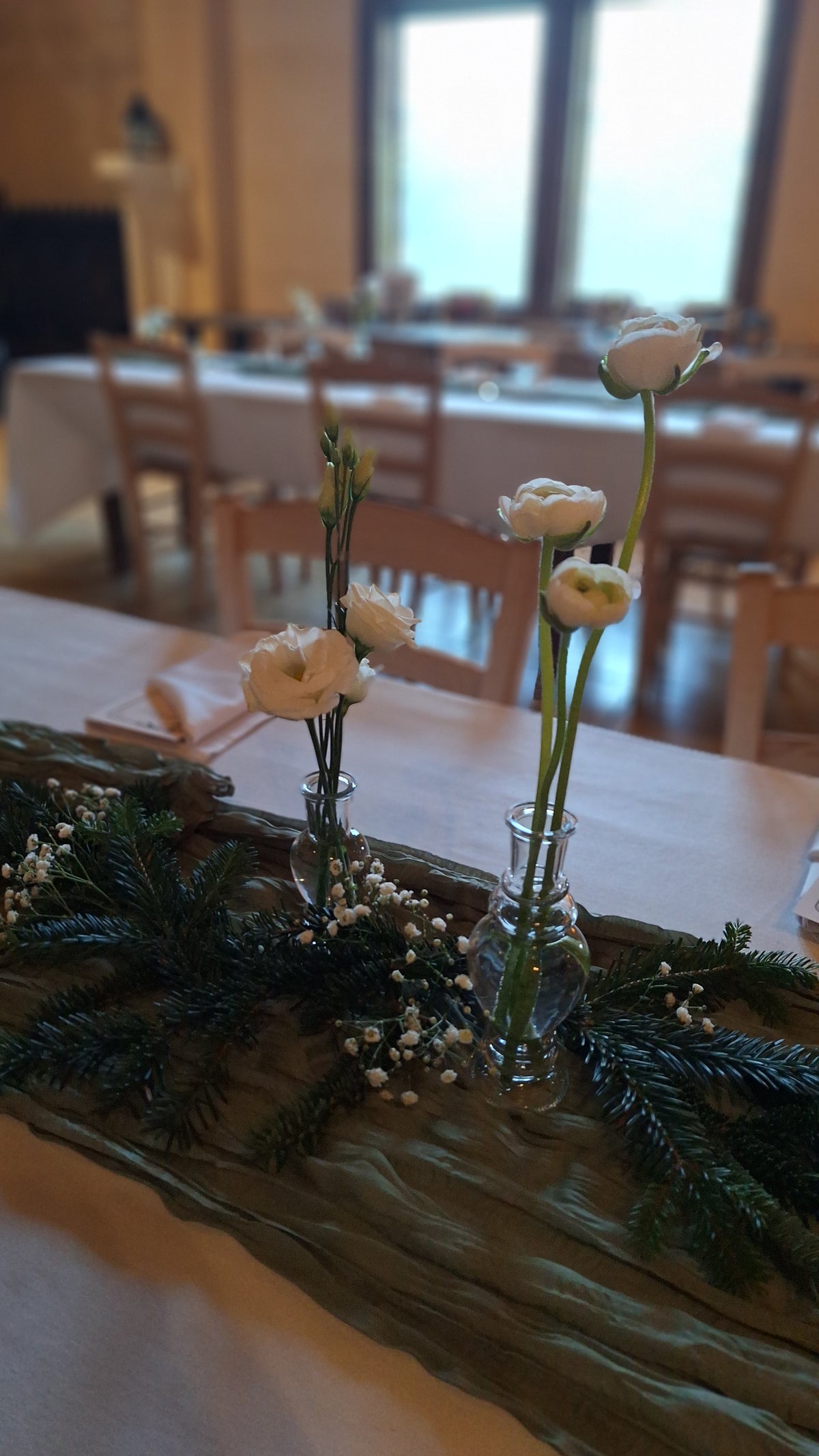 Décoration florale de mariage d’hiver dans le Perche par Maison Marceline, fleuriste à Bretoncelles - mariage hivernal au clos des cheminée à Longny au Perche - centre de table blanc vert minimaliste mariage hiver mortagne au perche bellême - meaucé - montireau