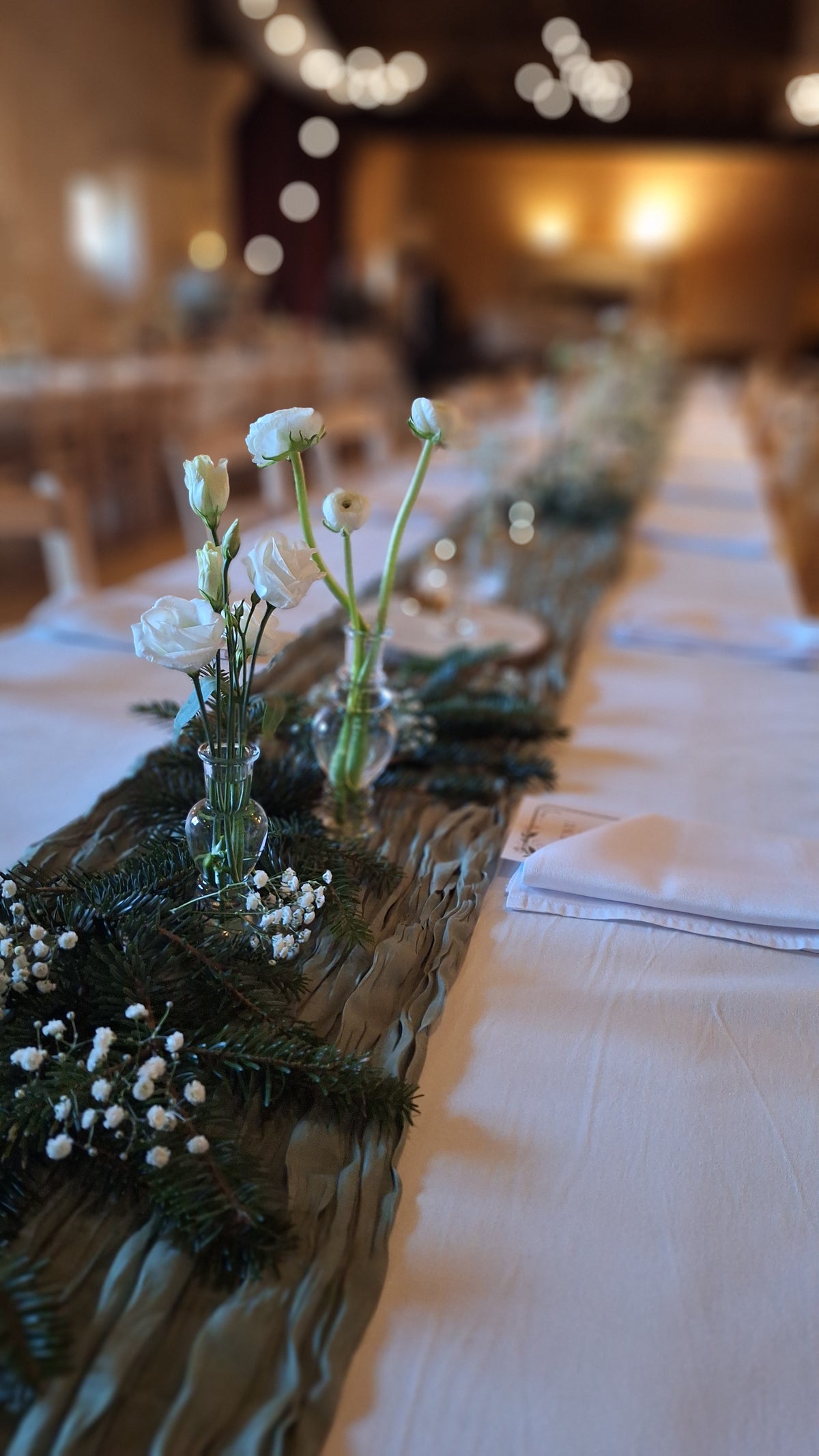 Décoration florale de mariage d’hiver dans le Perche par Maison Marceline, fleuriste à Bretoncelles - mariage hivernal au clos des cheminée à Longny au Perche - centre de table minimaliste et végétal blanc vert mariage hiver mortagne au perche - bellême - Meaucé - Montireau