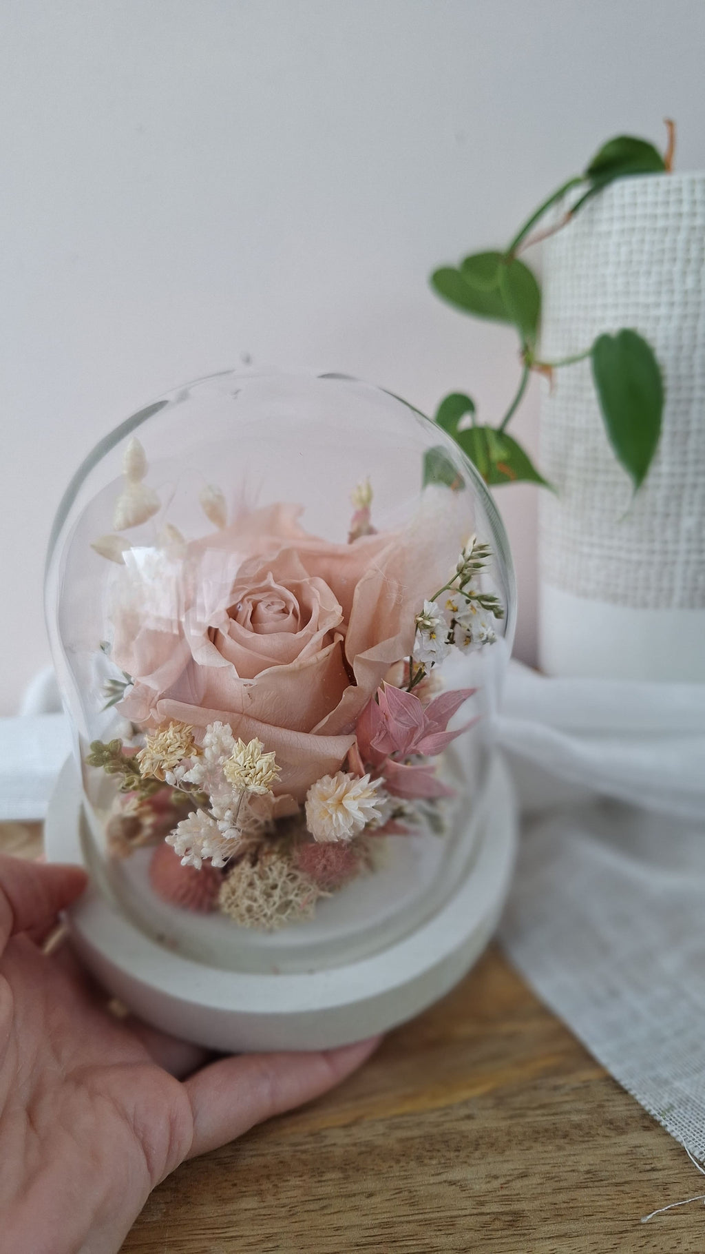 Cloche en fleurs séchées et rose stabilisée - idée cadeau Saint Valentin - livraison en France