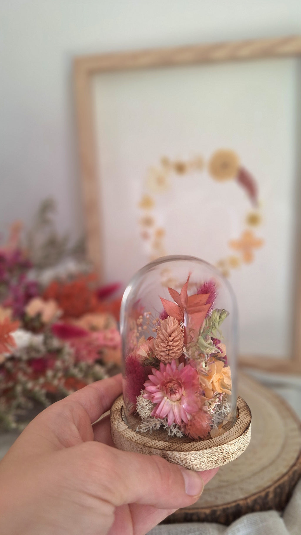 Cloche en fleurs séchées vieux rose et pêche - Maison Marceline fleuriste idée cadeau pas cher fêtes des mères