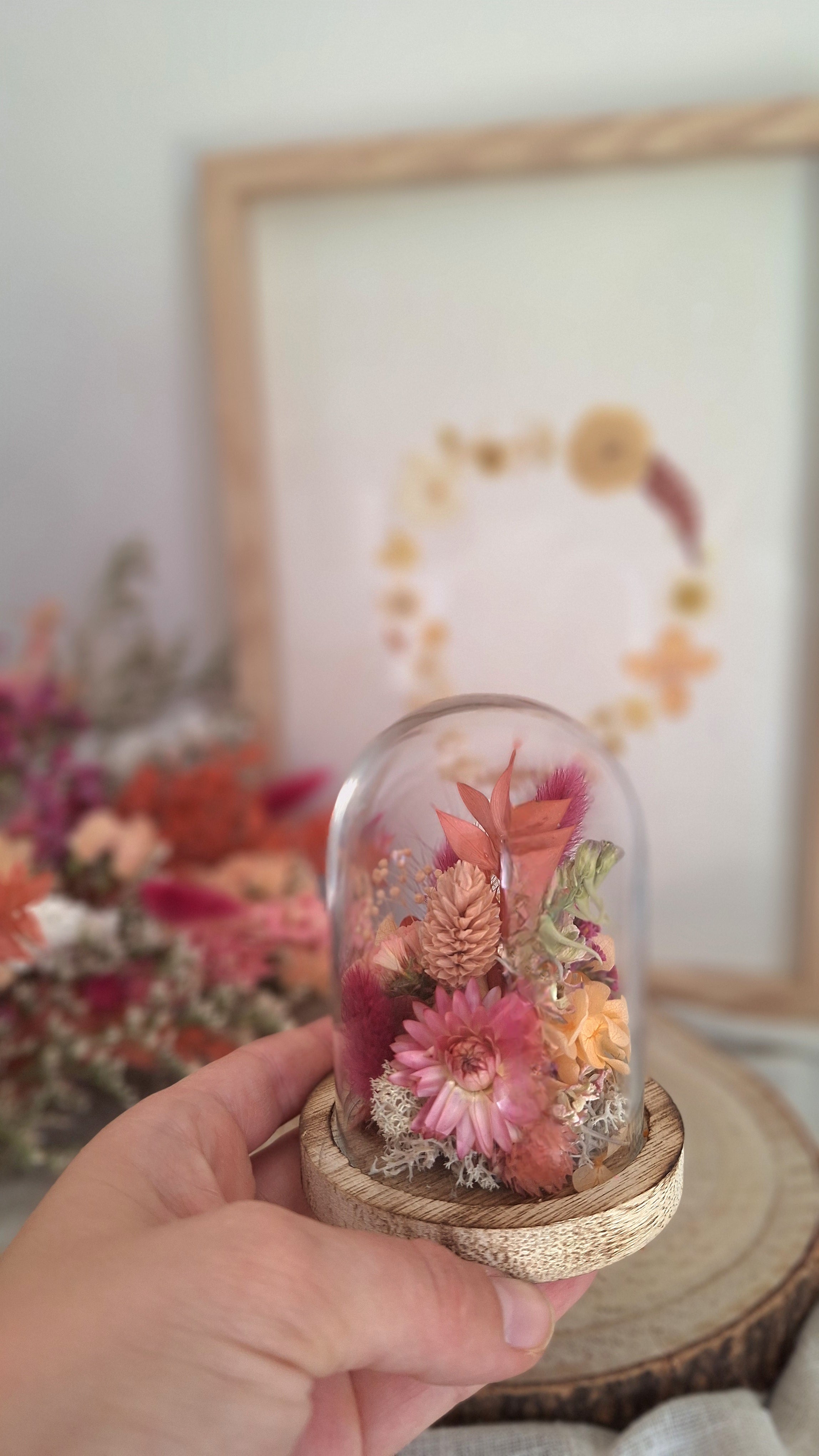Cloche en fleurs séchées vieux rose et pêche - Maison Marceline fleuriste idée cadeau pas cher fêtes des mères