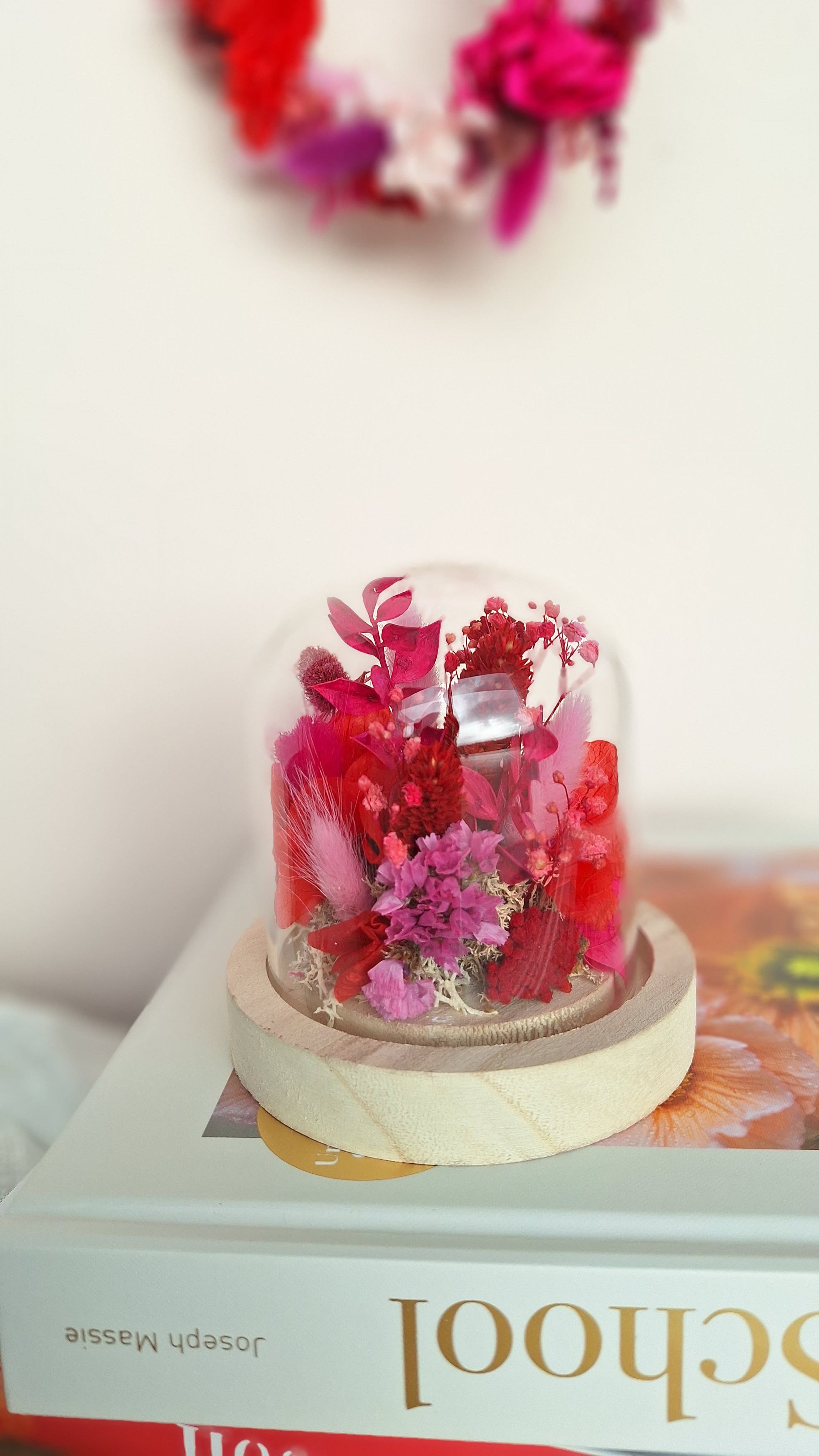 cloche en fleurs séchées et stabilisées rouge et rose - idée cadeau saint valentin - Livraison en France