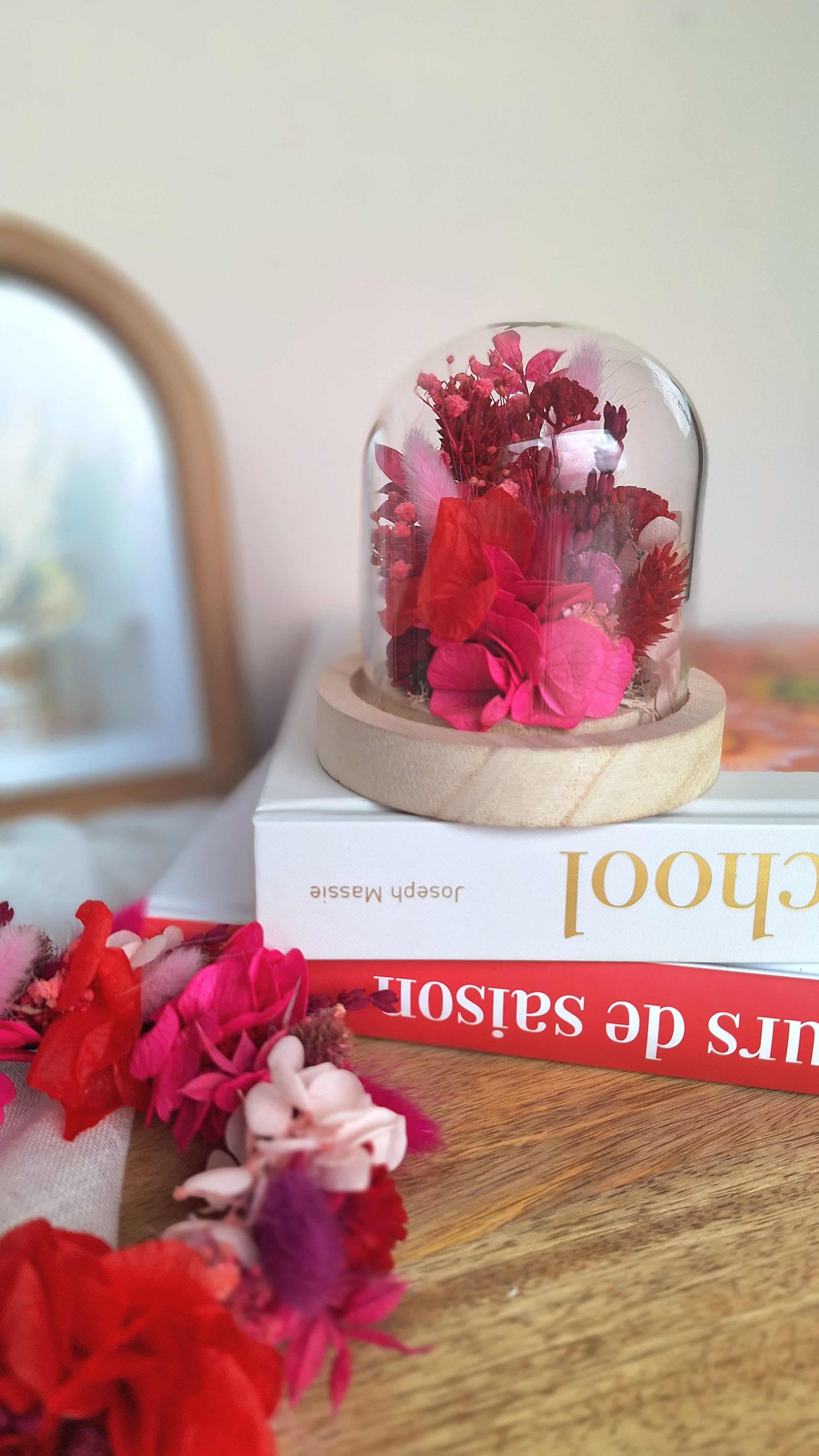 cloche en fleurs séchées et stabilisées rouge et rose - idée cadeau saint valentin - Livraison en France