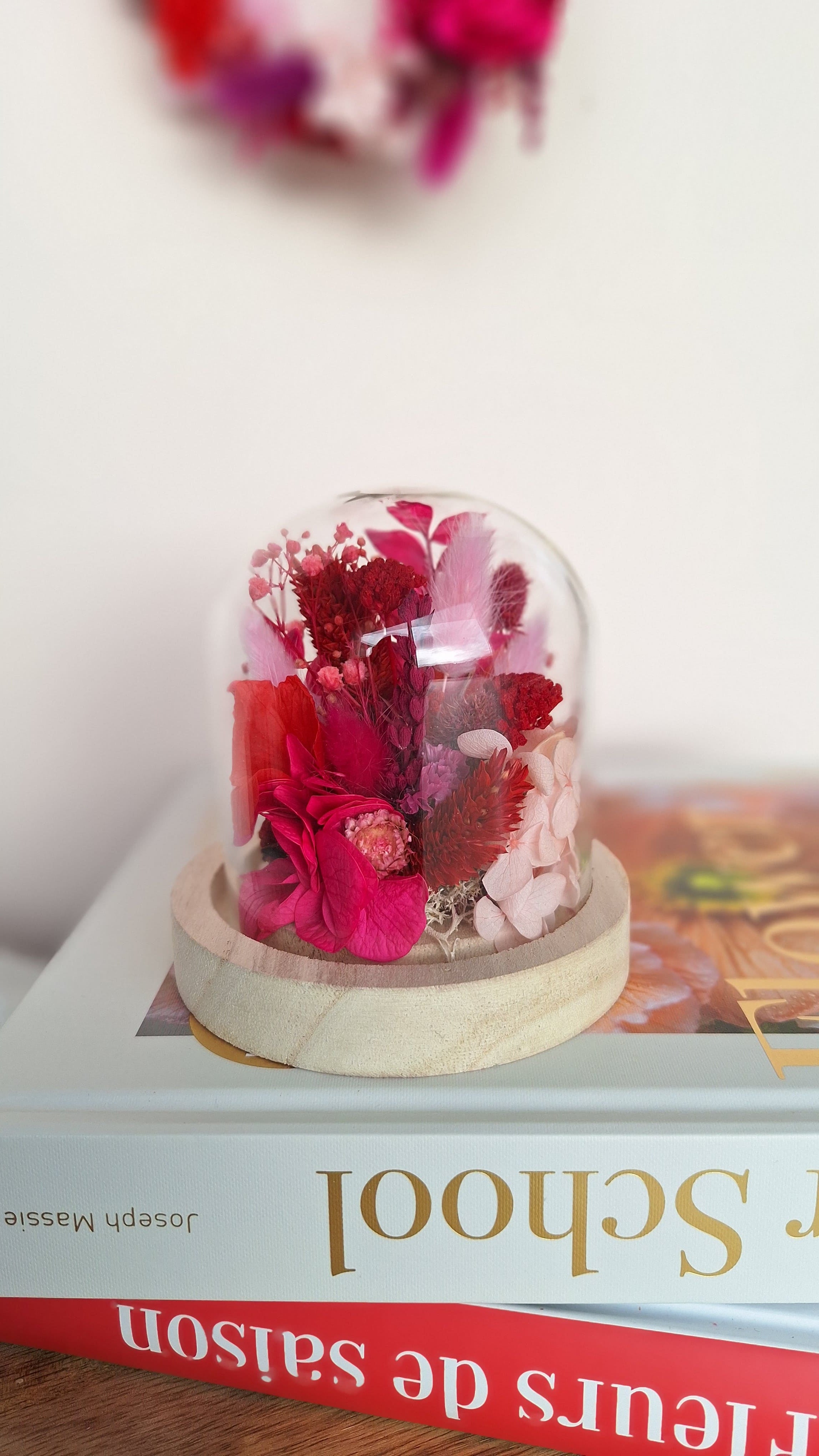 cloche en fleurs séchées et stabilisées rouge et rose - idée cadeau saint valentin - Livraison en France