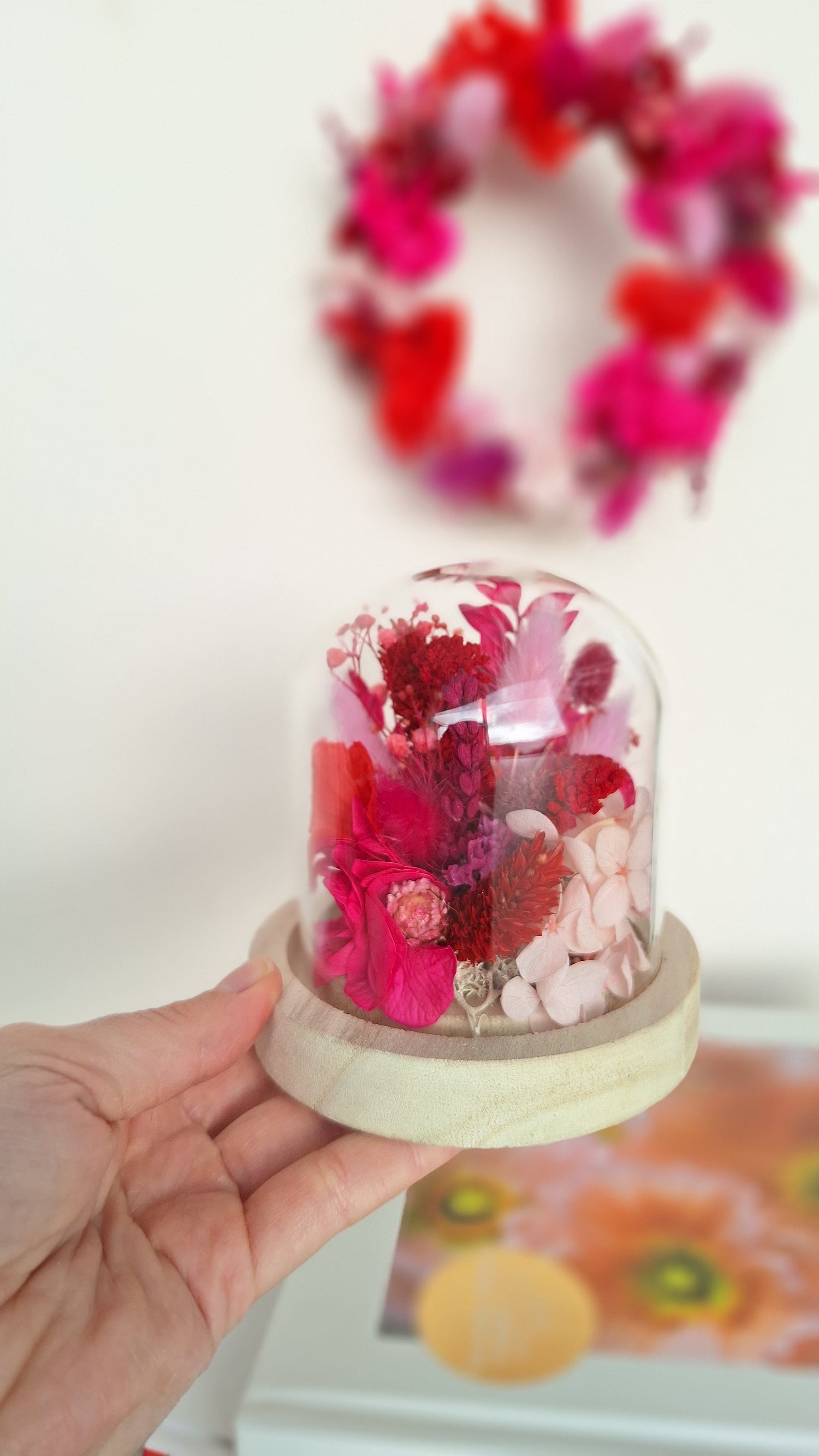 cloche en fleurs séchées et stabilisées rouge et rose - idée cadeau saint valentin - Livraison en France