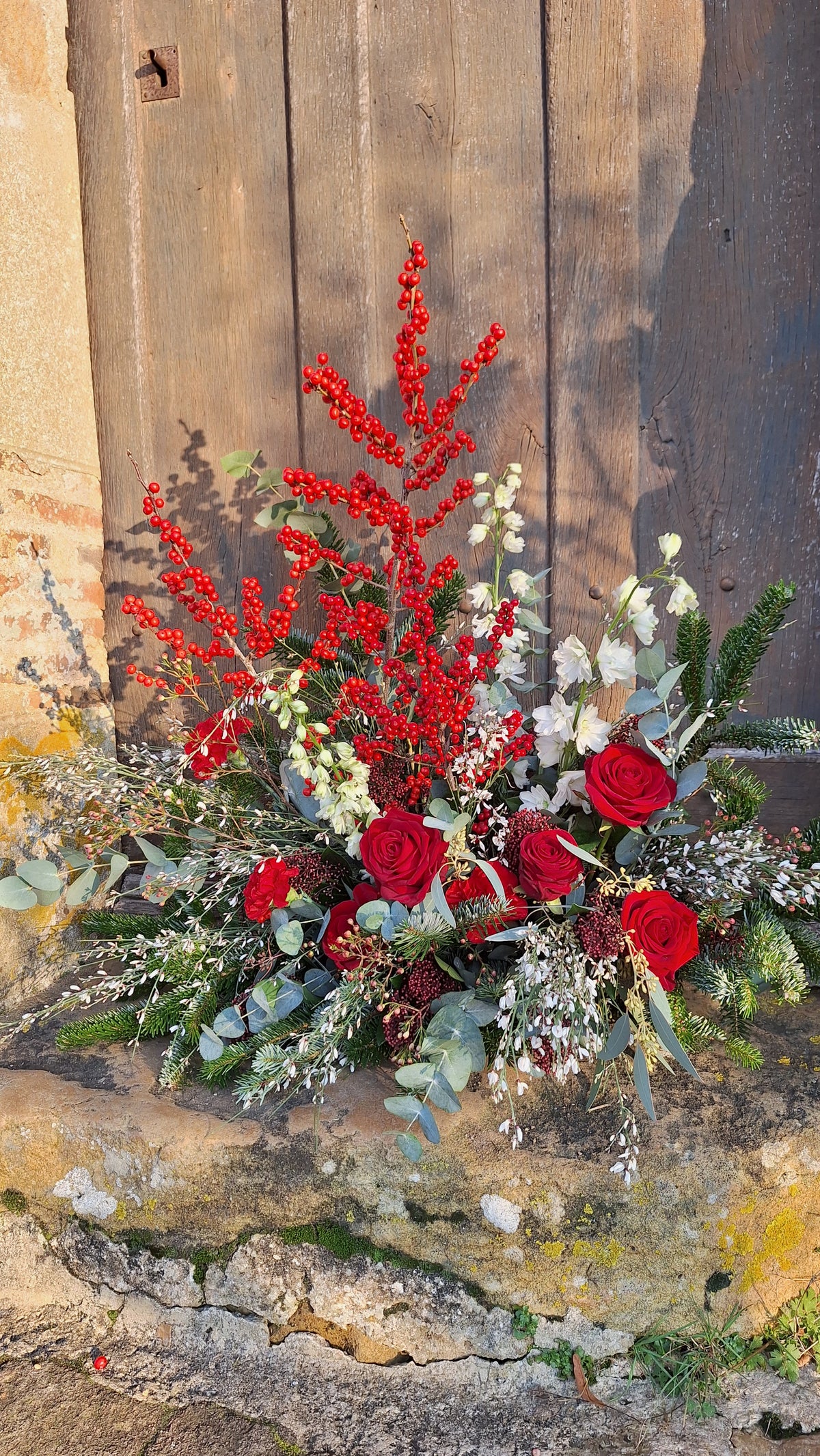 Décoration florale de mariage d’hiver dans le Perche par Maison Marceline, fleuriste à Bretoncelles - Moutier au perche église  décor autel église mariage hivernal noël