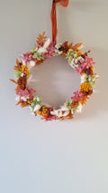 Couronne de fleurs séchées jaune, blanc, hortensia vert, rose et terracotta - livraison de fleurs en france