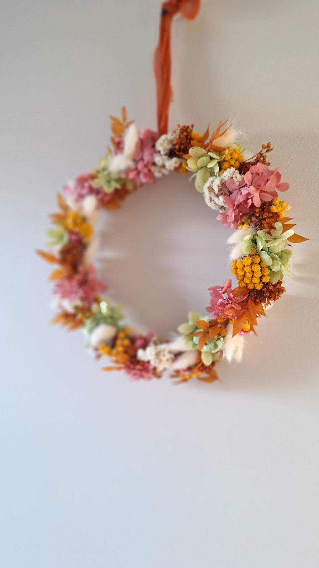 Couronne de fleurs séchées jaune, blanc, hortensia vert, rose et terracotta - livraison de fleurs en france