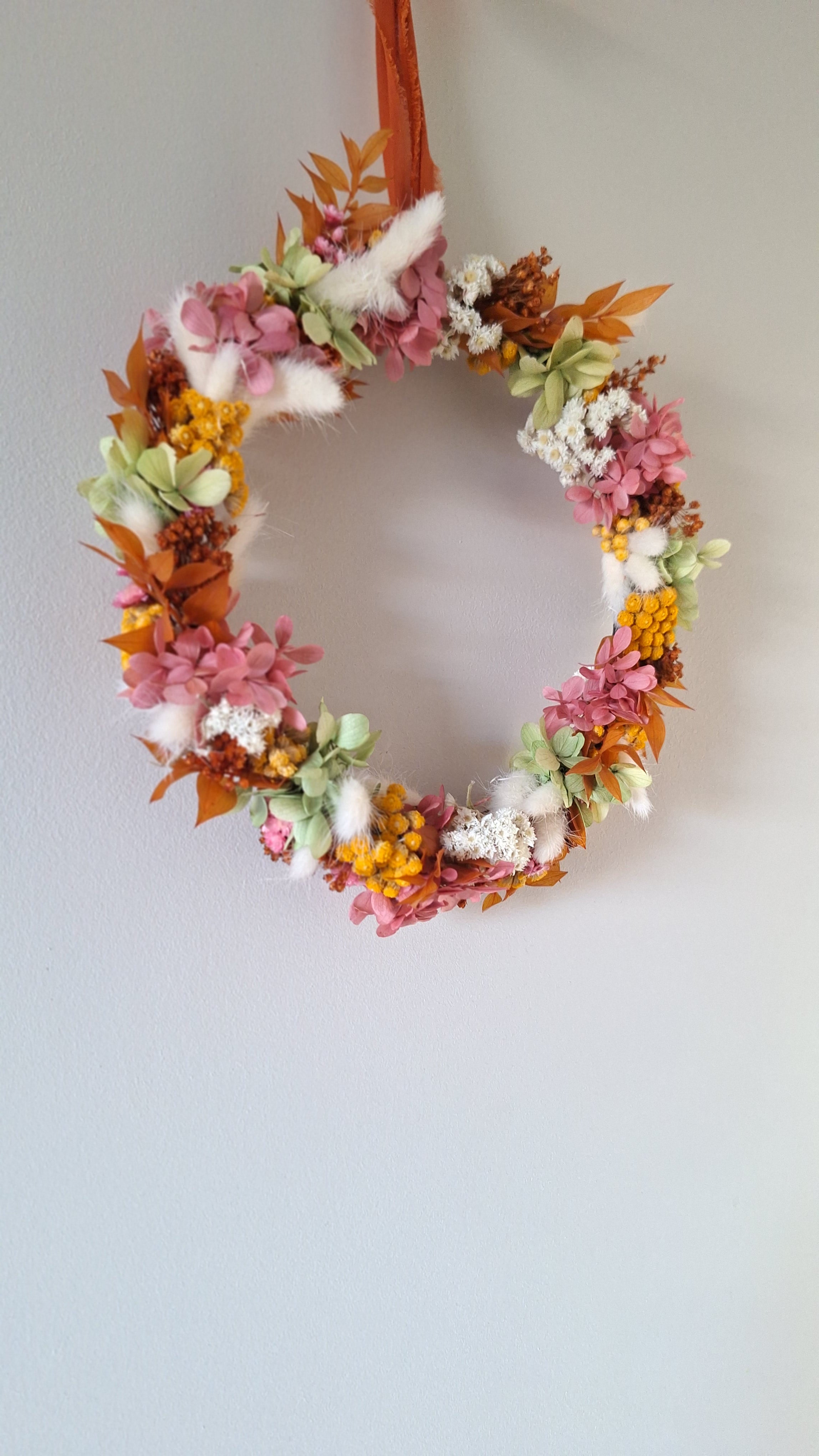 Couronne de fleurs séchées jaune, blanc, hortensia vert, rose et terracotta - livraison de fleurs en france