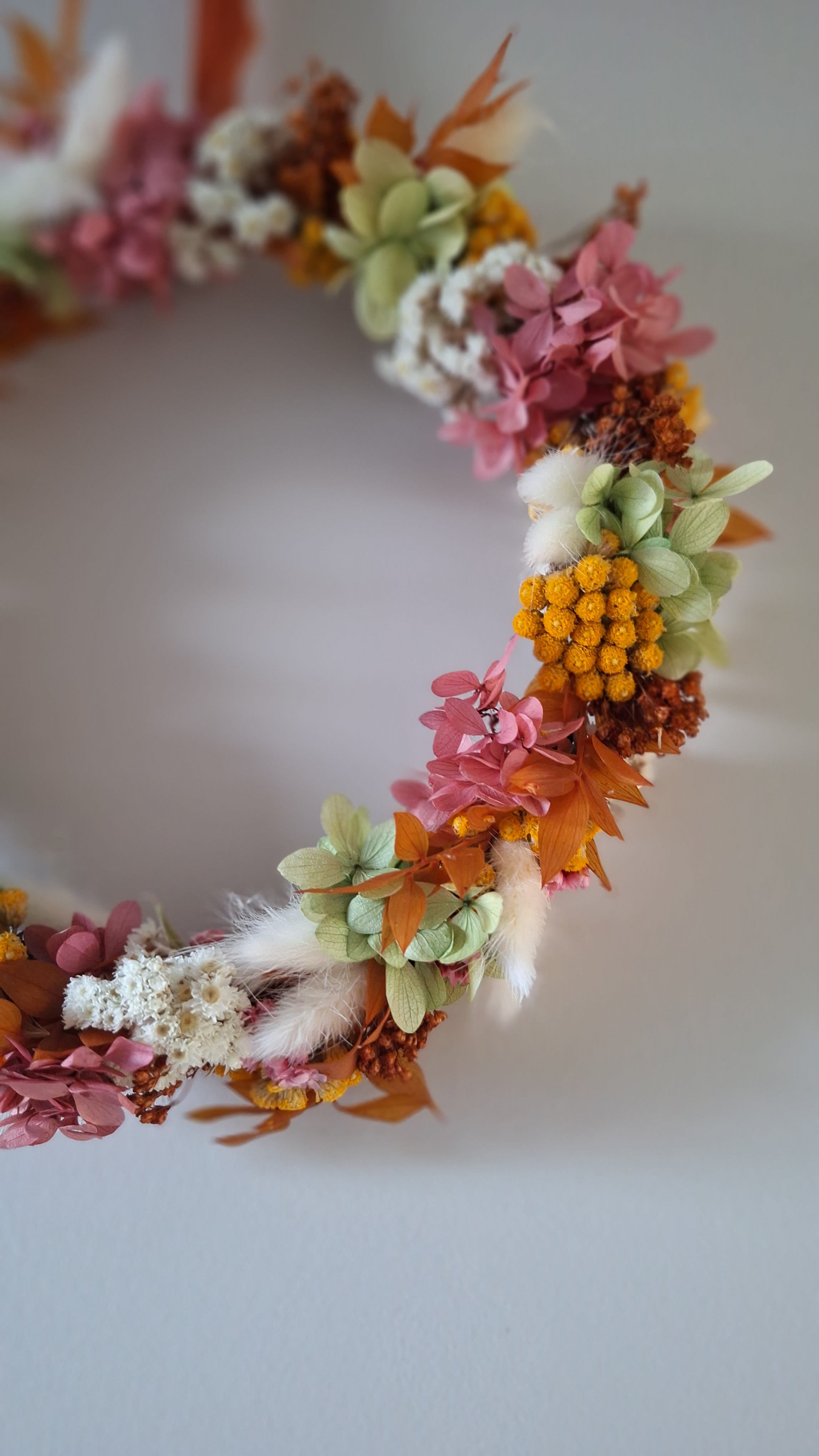 Couronne de fleurs séchées jaune, blanc, hortensia vert, rose et terracotta - livraison de fleurs en france